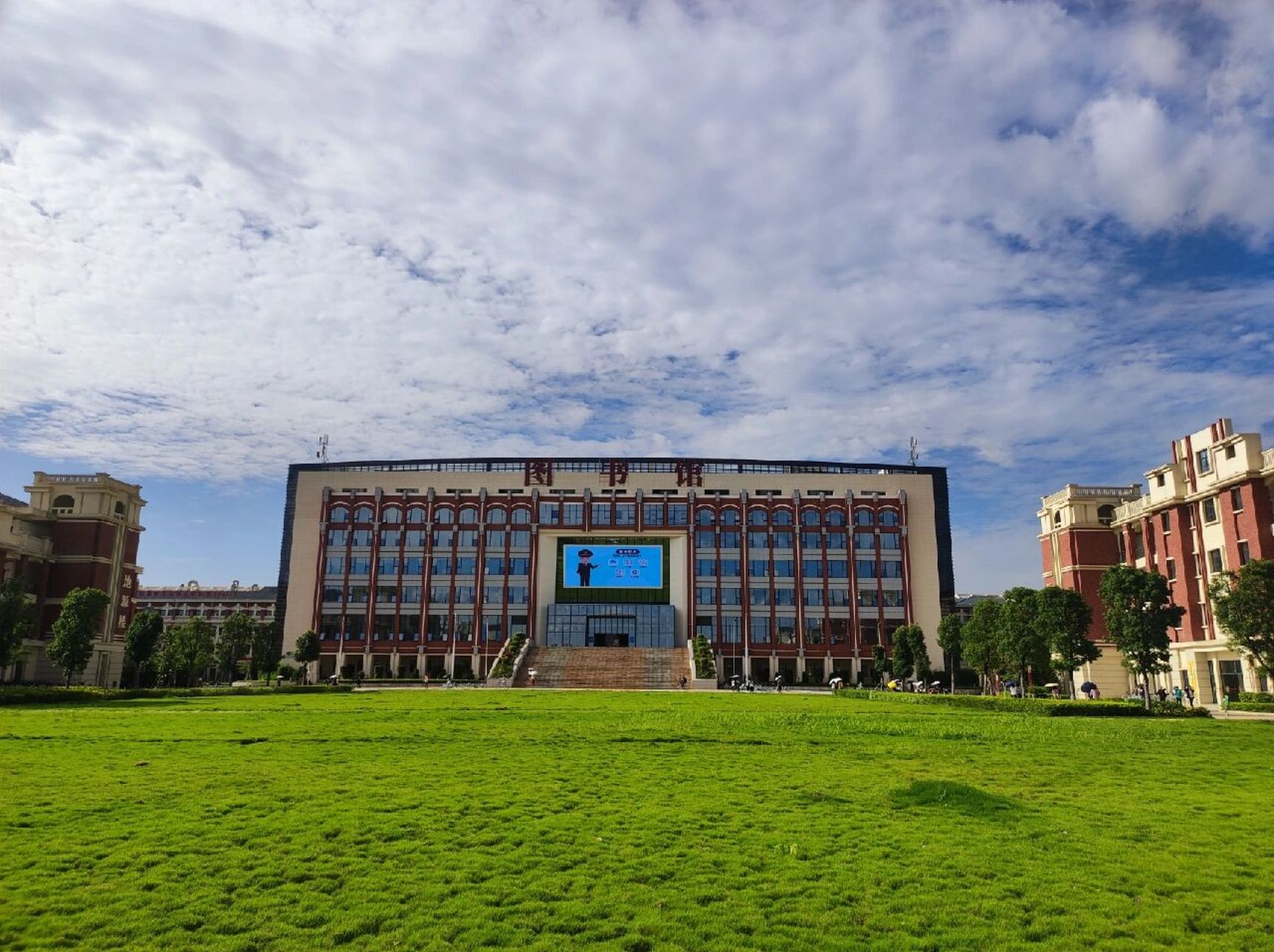 南宁师范大学武鸣校区 难得有好天气学校也变得更美啦 天朗气清,惠风