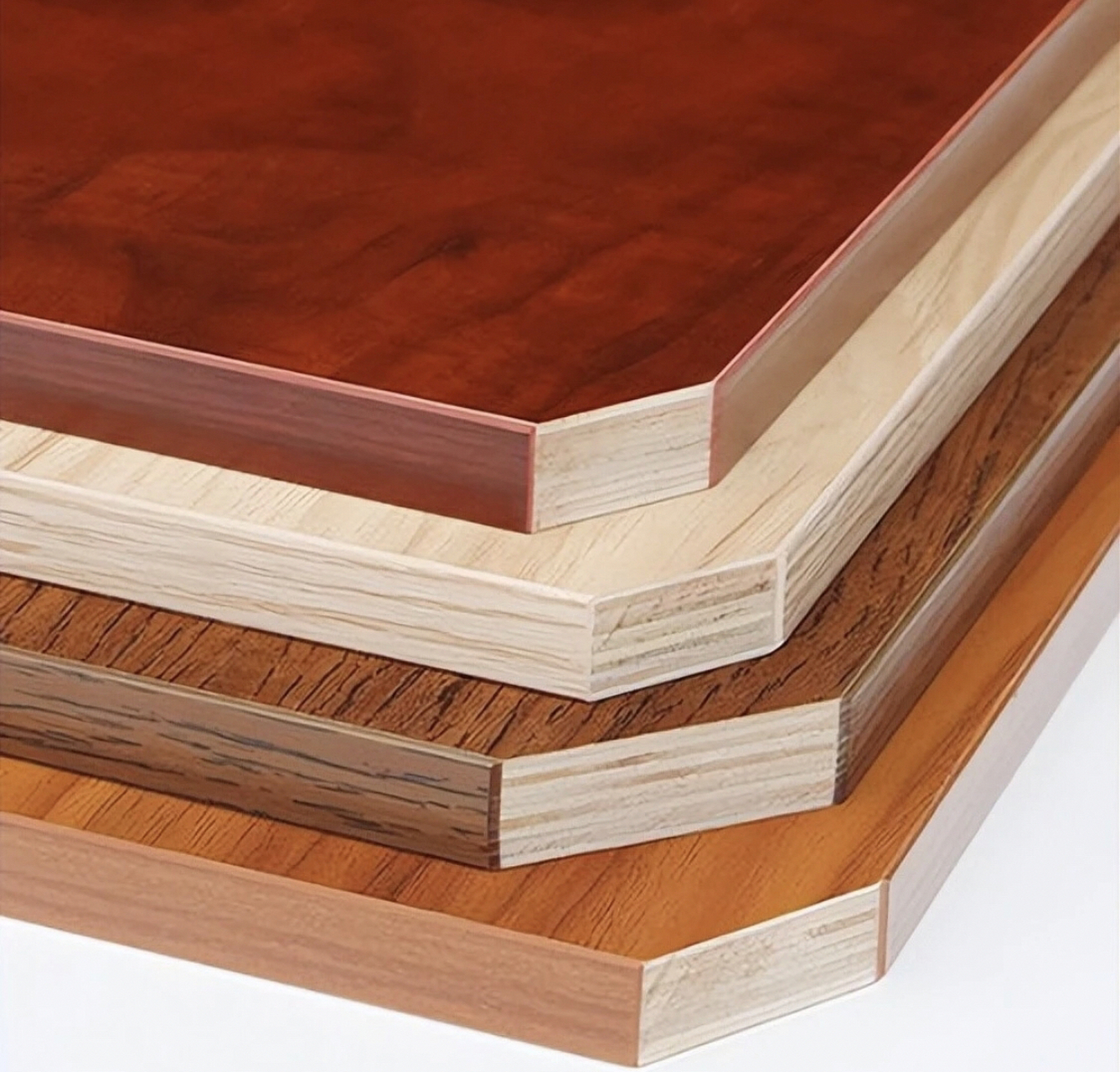 但是有那么多种类的衣柜板,如实木颗粒板和实木多层板,究竟哪一种更