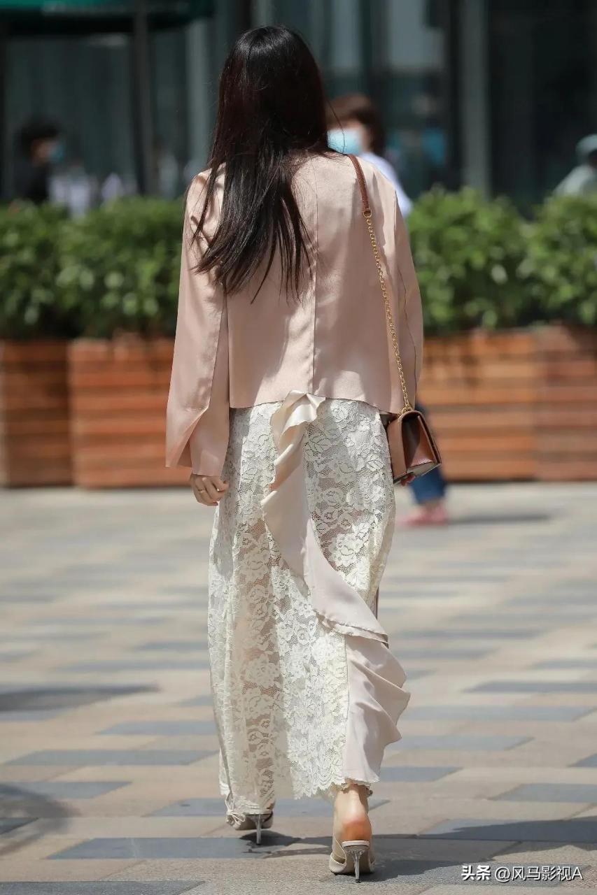街拍蕾丝长裙凉高跟鞋小姐姐.