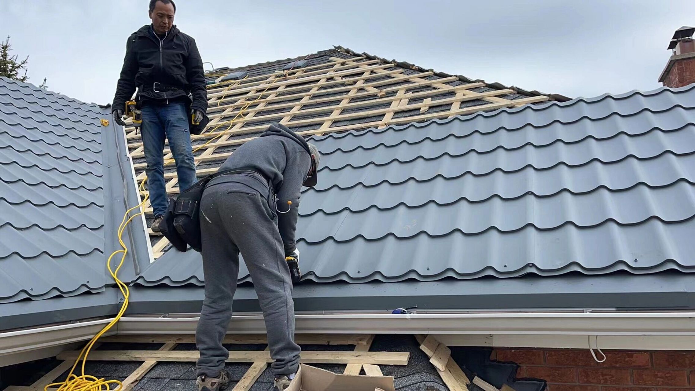 时尚的彩钢瓦屋顶 分享一个去年我们做的其中一个彩钢瓦屋顶工程,俗称