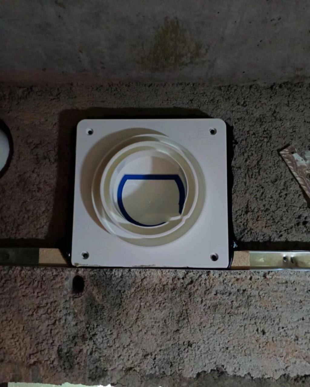 卫生间止逆阀安装的正确打开方式 安装时四周都要打密封胶密封,下面也