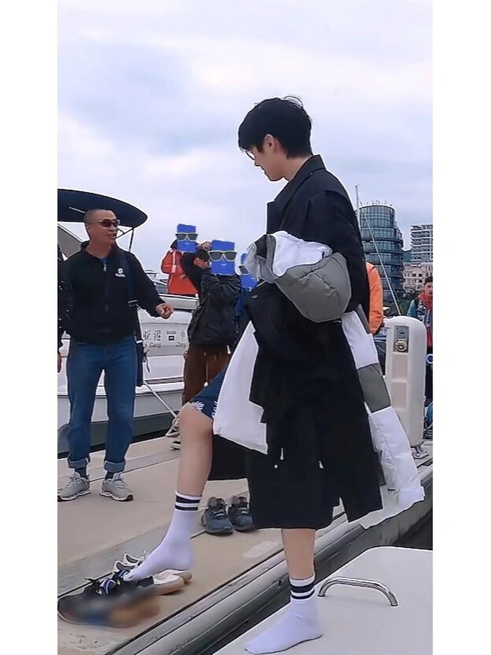 刘昊然可爱脚脚第二弹 第一张是动图,瑟瑟的,但好像上传了动不了