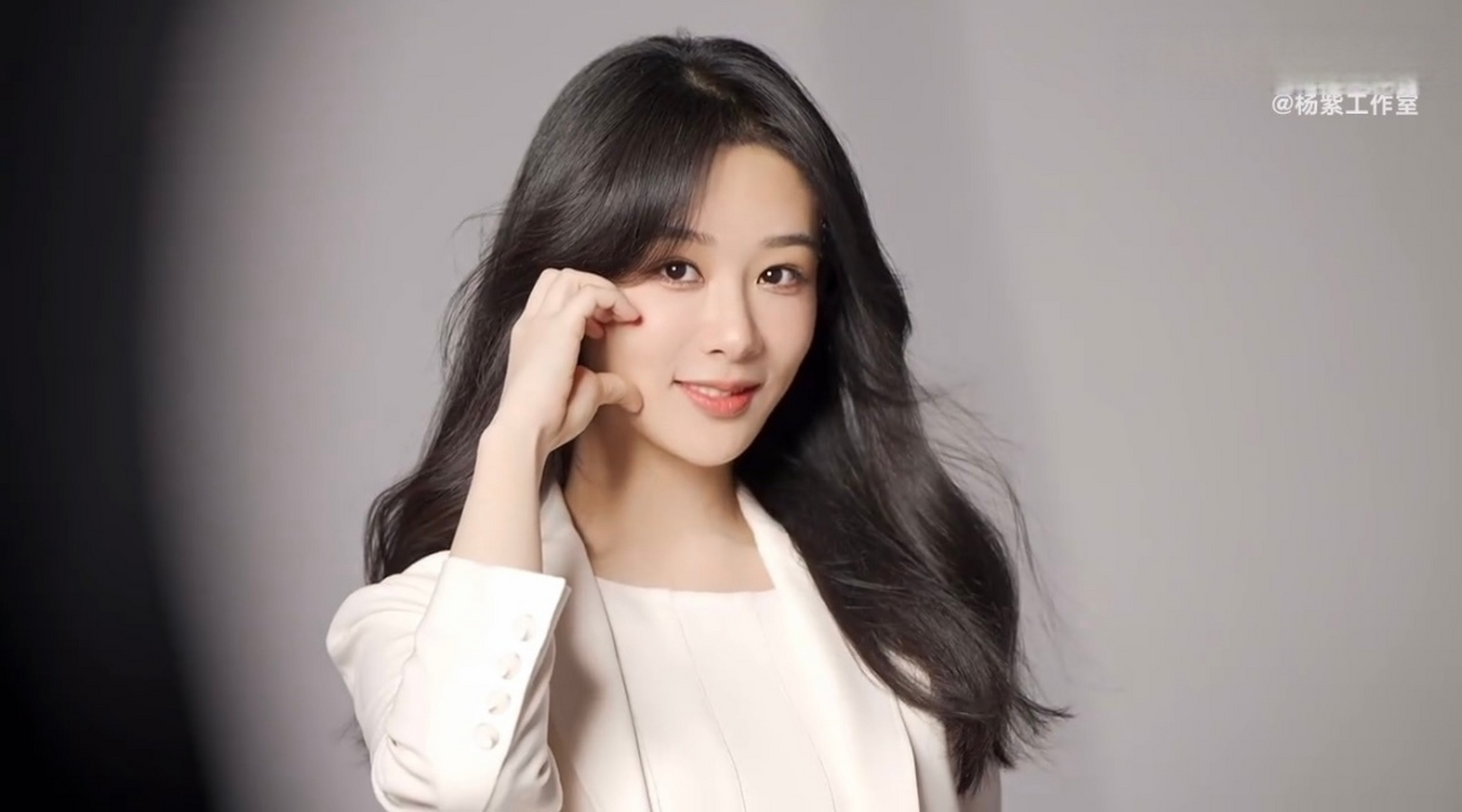 杨紫脸颊比心好甜 好美啊啊啊