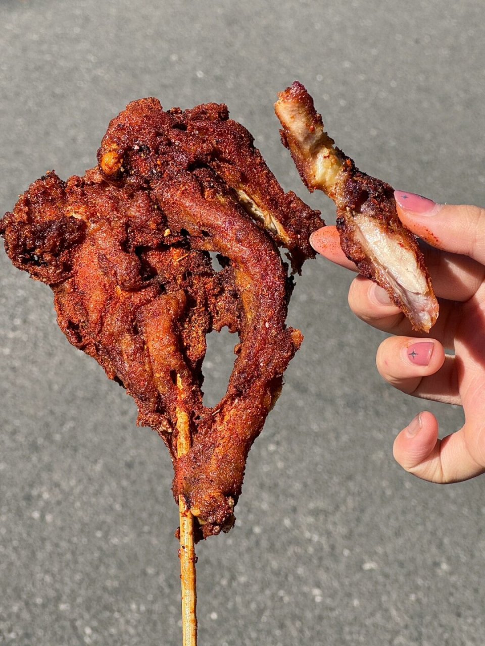 这种生炸大鸡腿是小时候每次放学回家的快乐啊 9.9r一个 比我脸还 !!