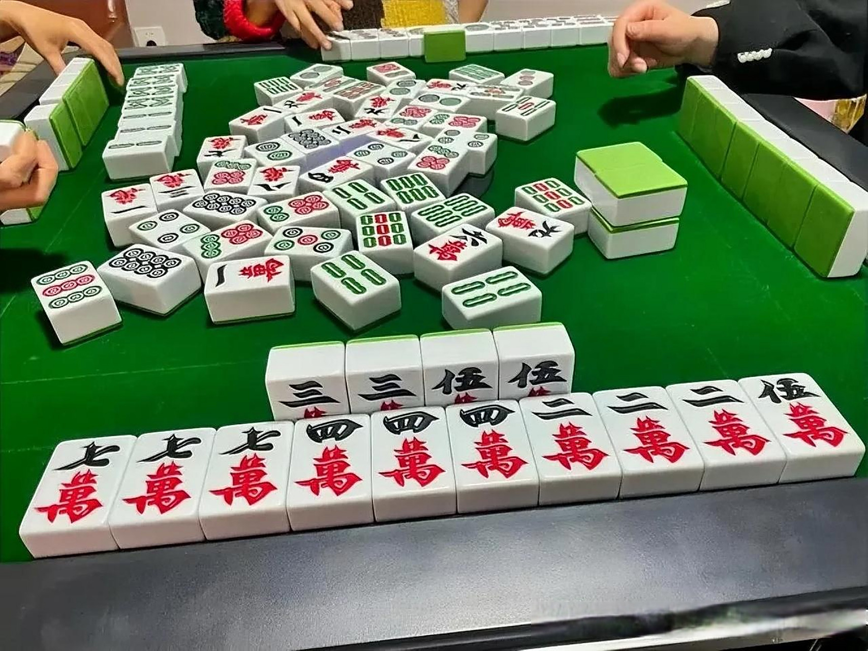 我住在一座小区里,有一位女性邻居经常会在家中打麻将,不工作不上班