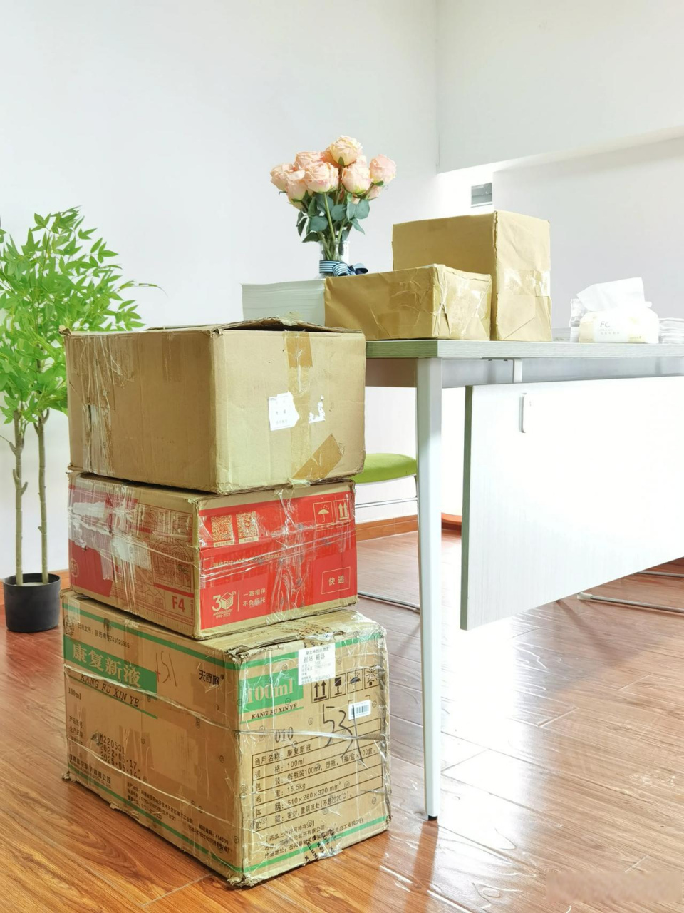 新书终于到了签名的阶段,整整三大箱签名纸,第一次如此庆幸自己的名字