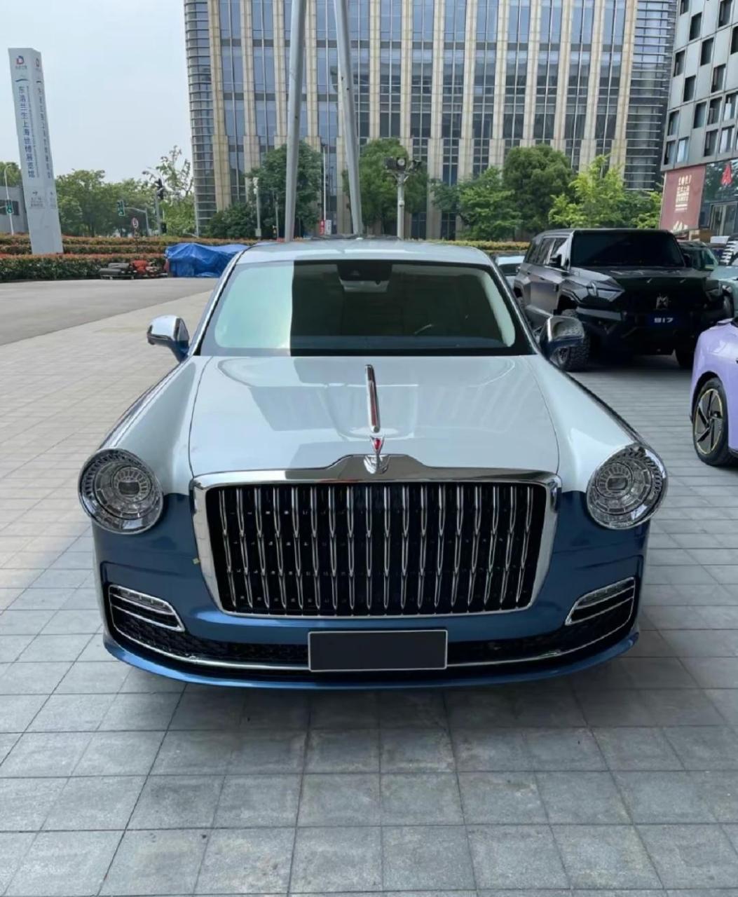 新一代红旗l5实车真的太帅了立标的红旗标,双拼色车身配色,经典的复古