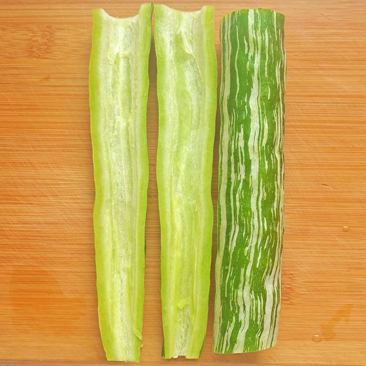 清炒蛇豆 蛇豆洗干净切片焯水,蒜切片,起锅烧油爆香蒜片,下蛇豆翻炒几