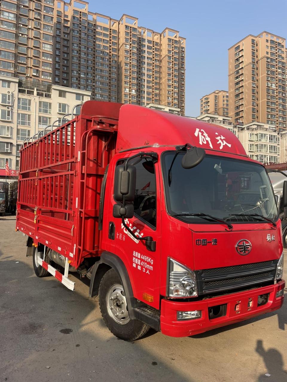 新到22年上户解放虎vh高栏,825轮胎,6速,160马力,2米45宽,车况精品