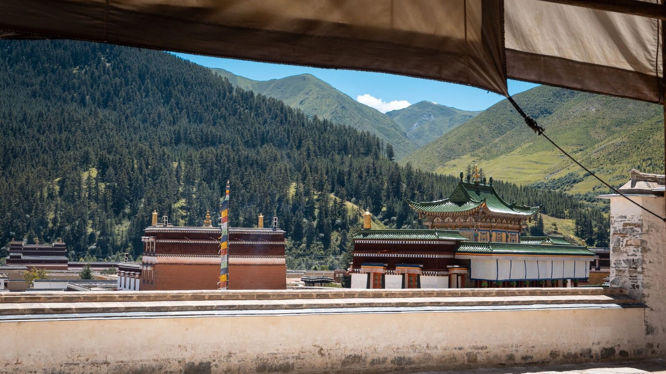 活佛大师的府邸——拉卜楞寺 简介:甘南之旅的第一站我们来到了藏传