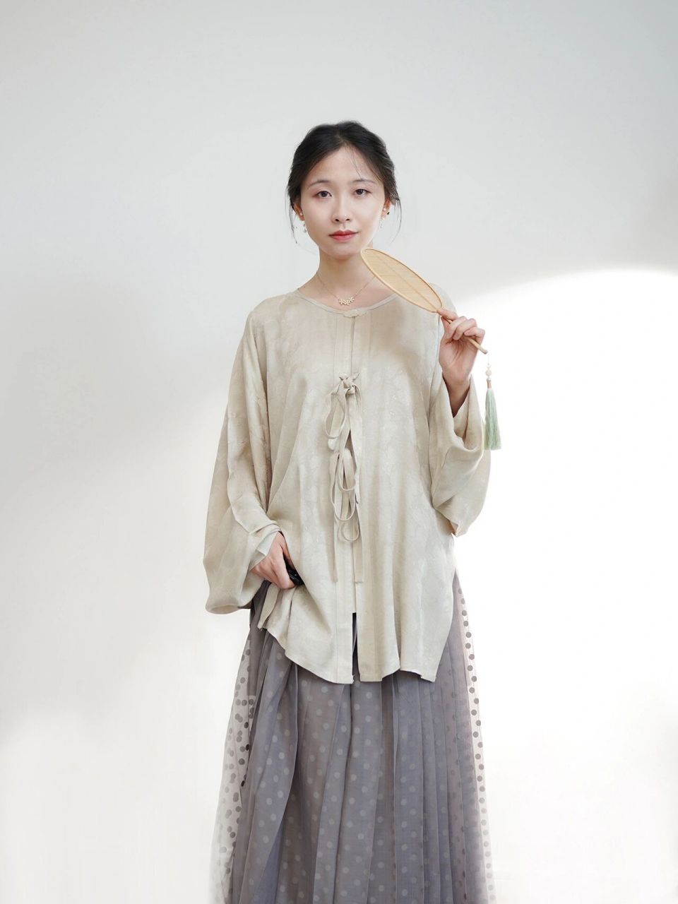 春叶白茶|赵氏汉服工作室 白茶色是带点轻熟的温柔,哪怕和故宫红搭配