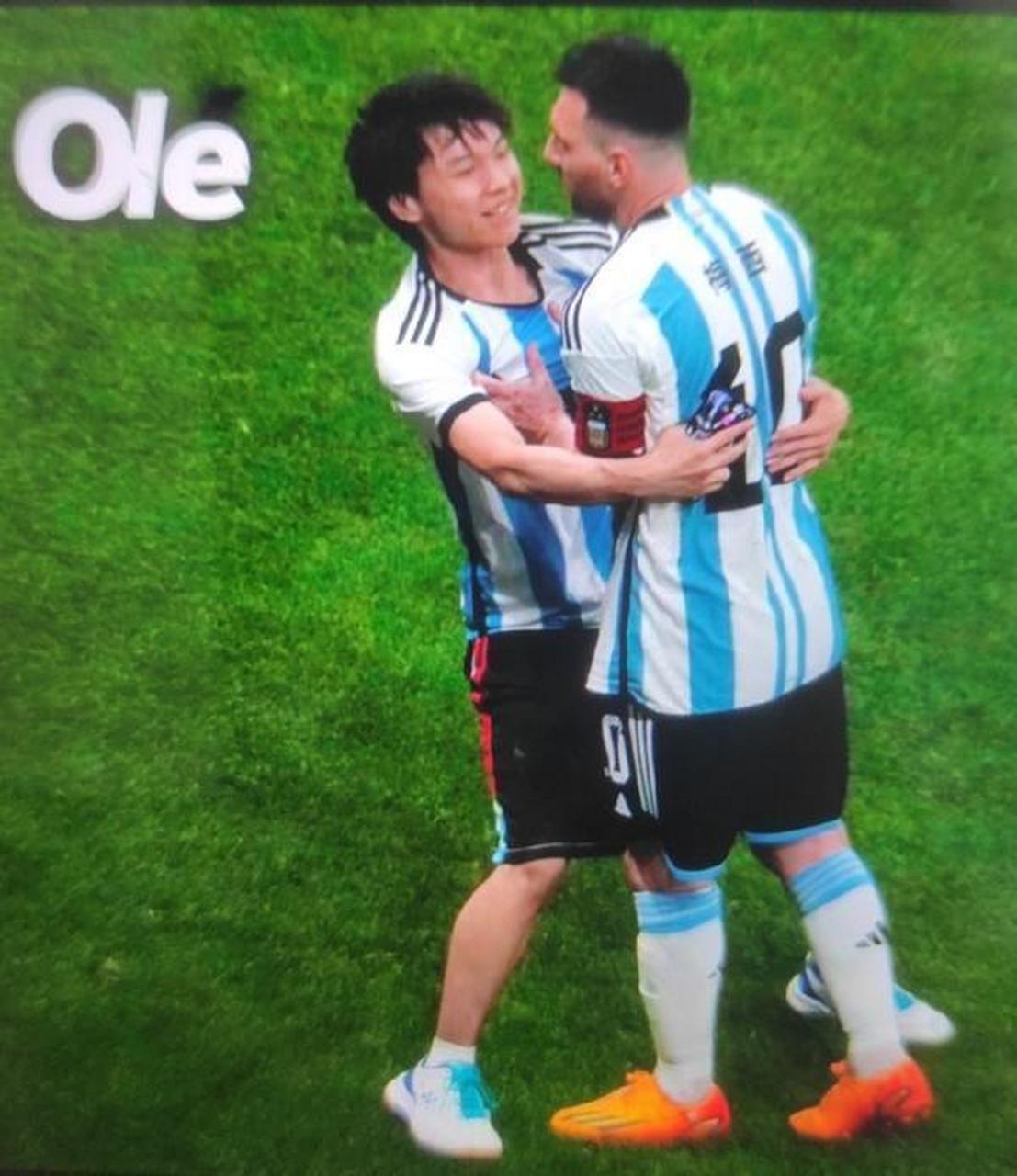 梅西中国行比赛中断是有个哥们跑进场内抱梅西,这伙子也太能跑了,这场