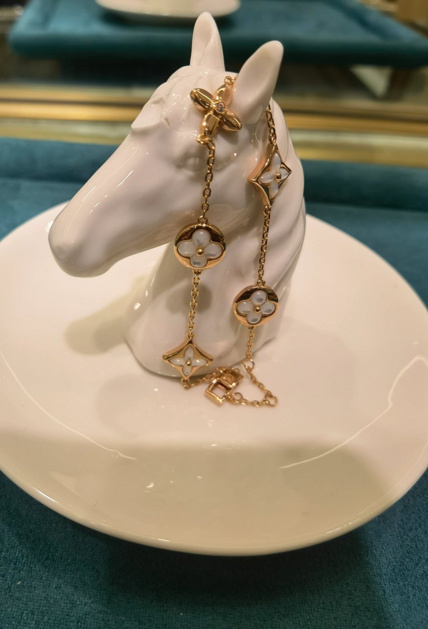 好物分享|lv白贝五花手链 白贝上手真的超仙又显白 白净的贝母配仙女