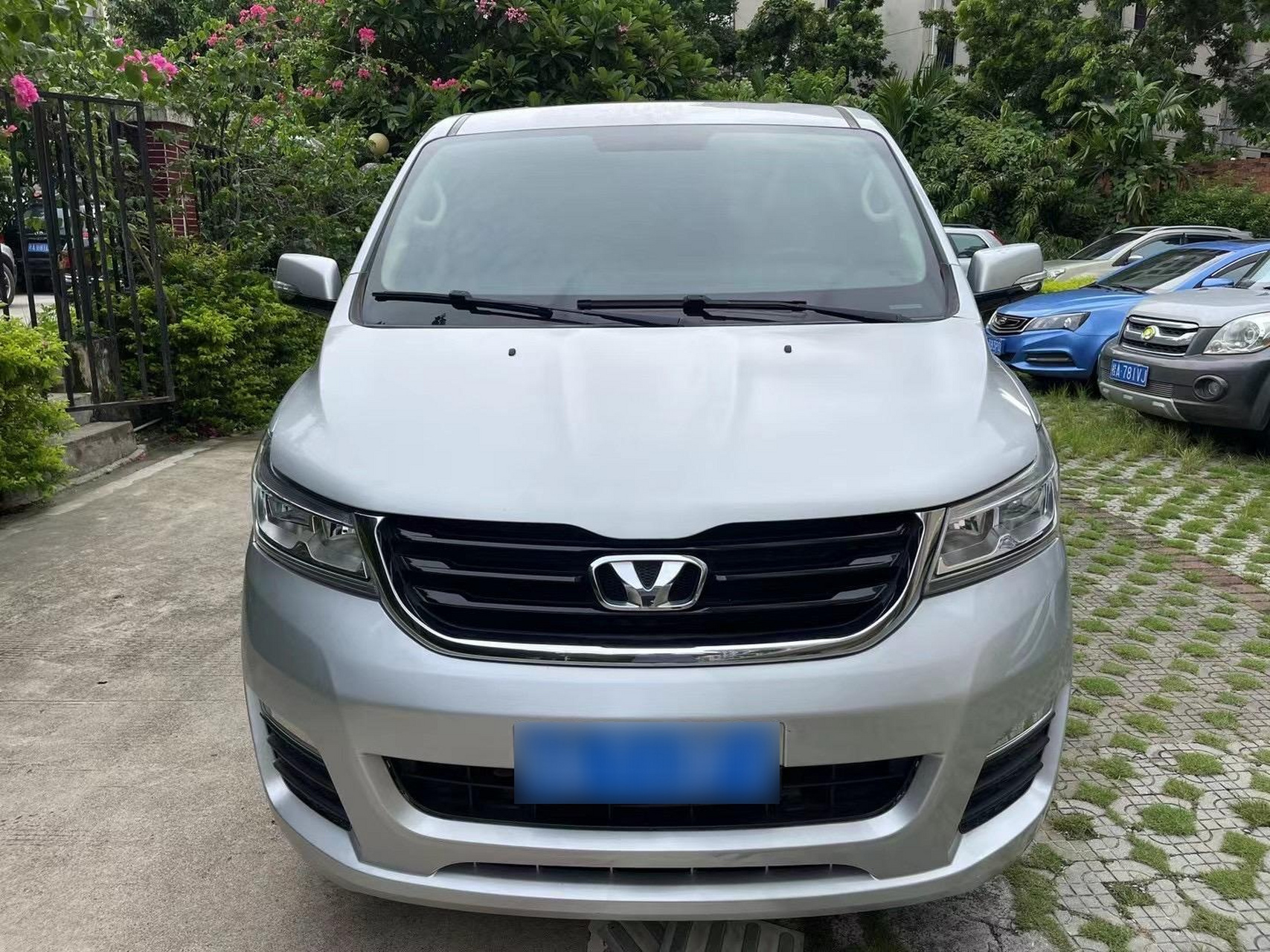 2016年华颂7商务车7座宝马发动机