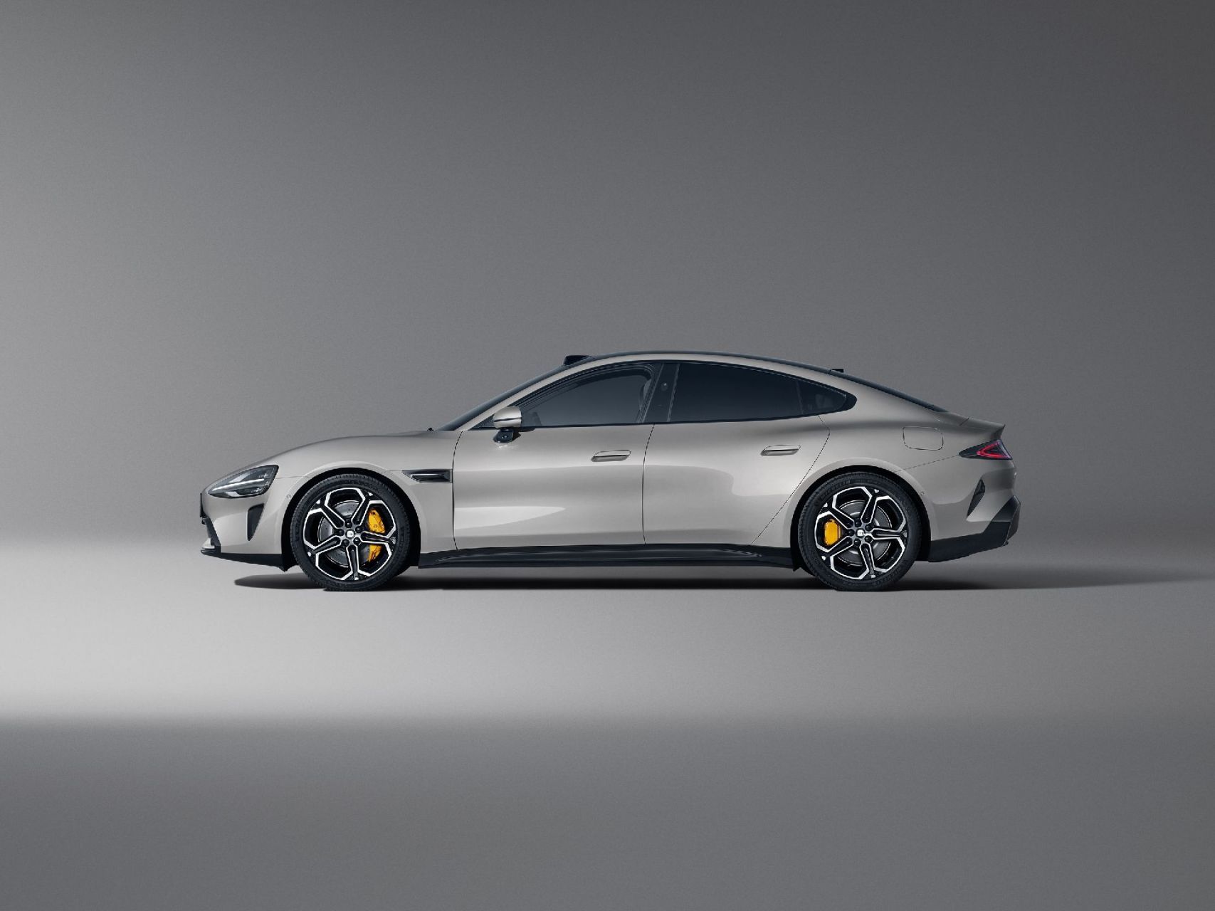 来自雅丹地貌的灰色岩层, 沉稳不失灵气,每一眼都心动.