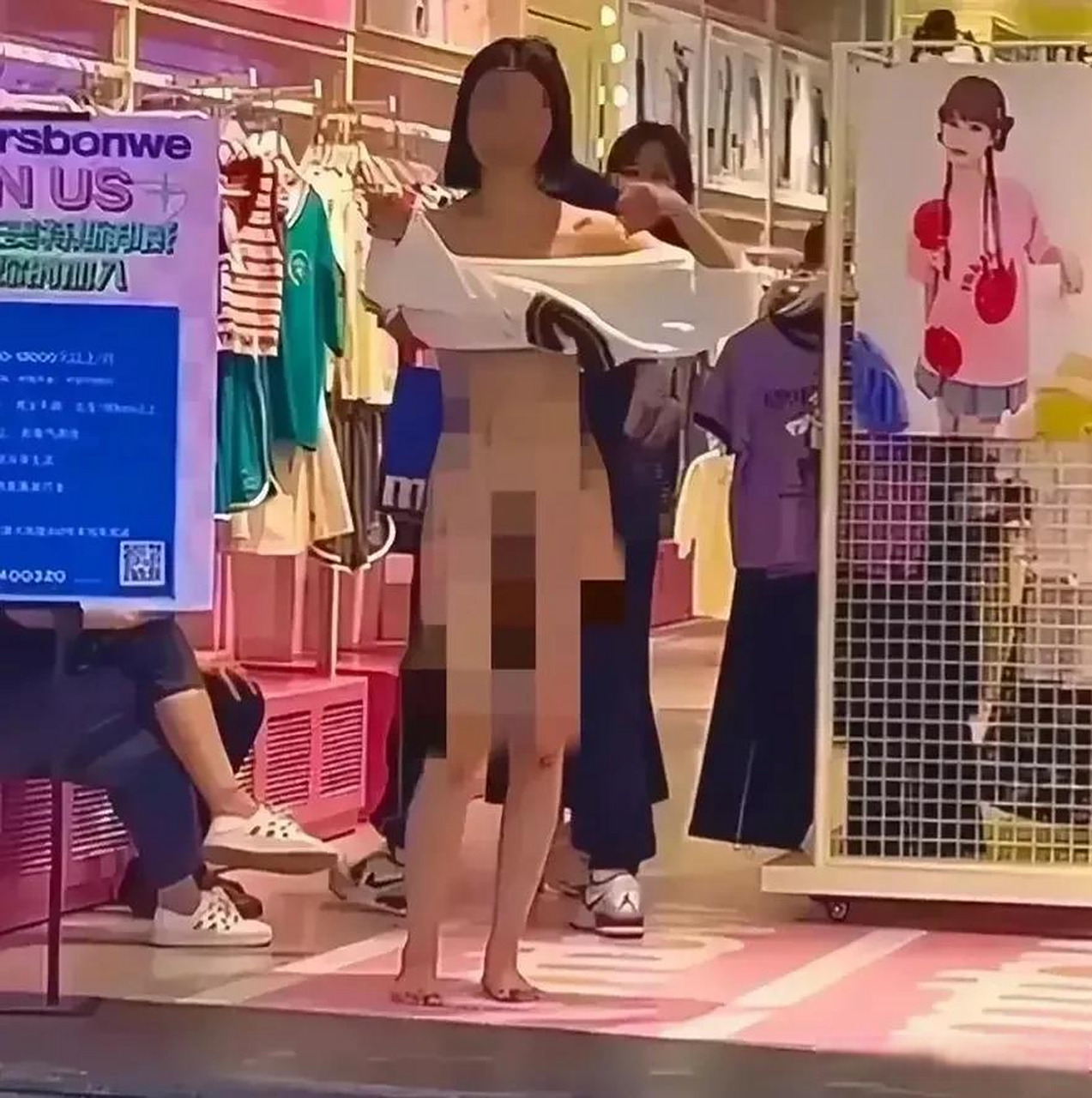 据传女孩这么做的目的只是为了报复出轨男友!