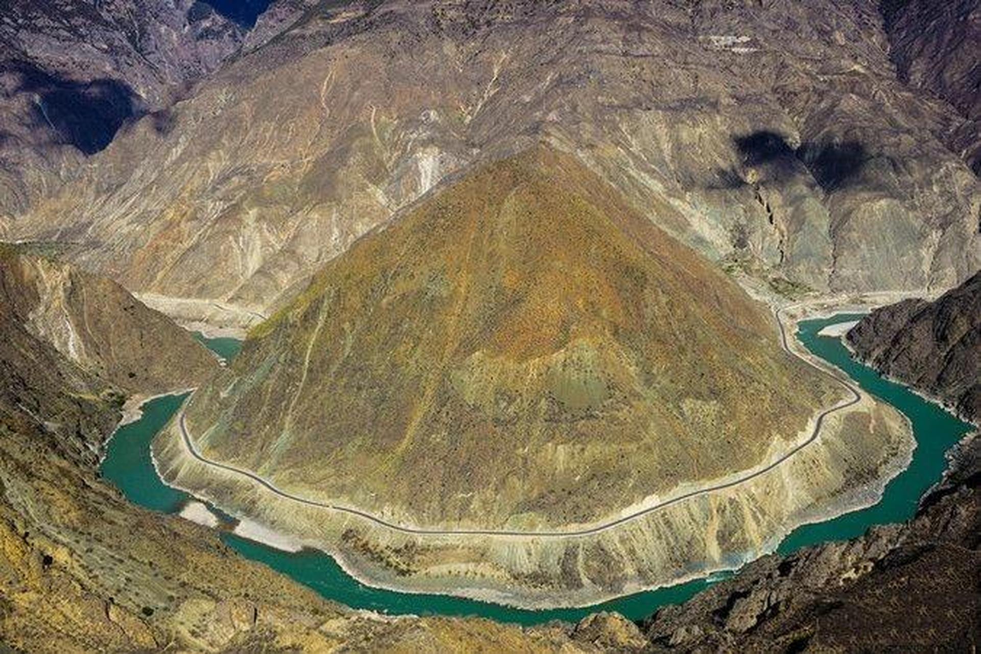 月亮湾,又叫金沙江第一湾, 月亮湾,又叫金沙江第一湾,是云南和四川的