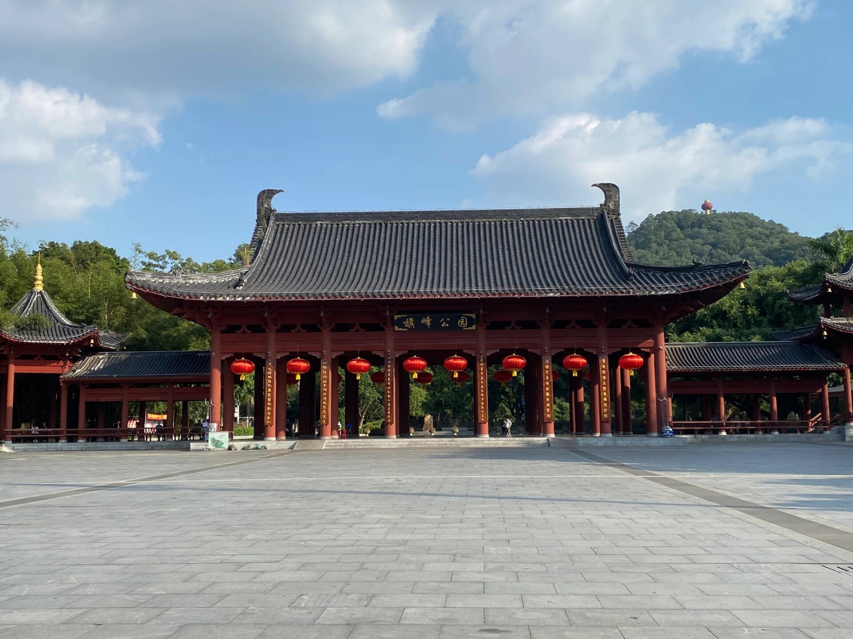 东莞旗峰公园 坐地铁2号线,直接到旗峰公园站e口出来就到公园门口噜