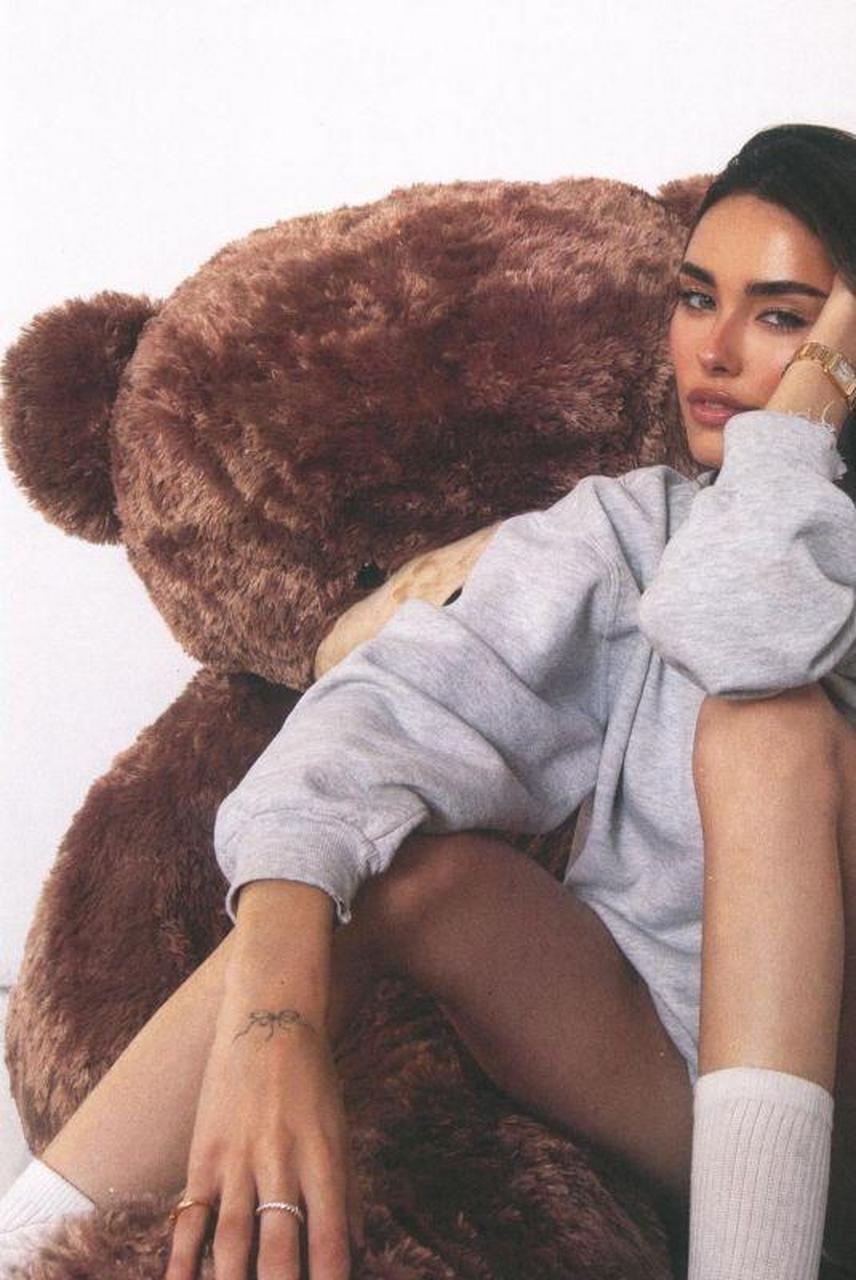 啤酒妹madison beer为阿迪达斯拍摄广告,虽然个子不高,但是啤酒妹的腿