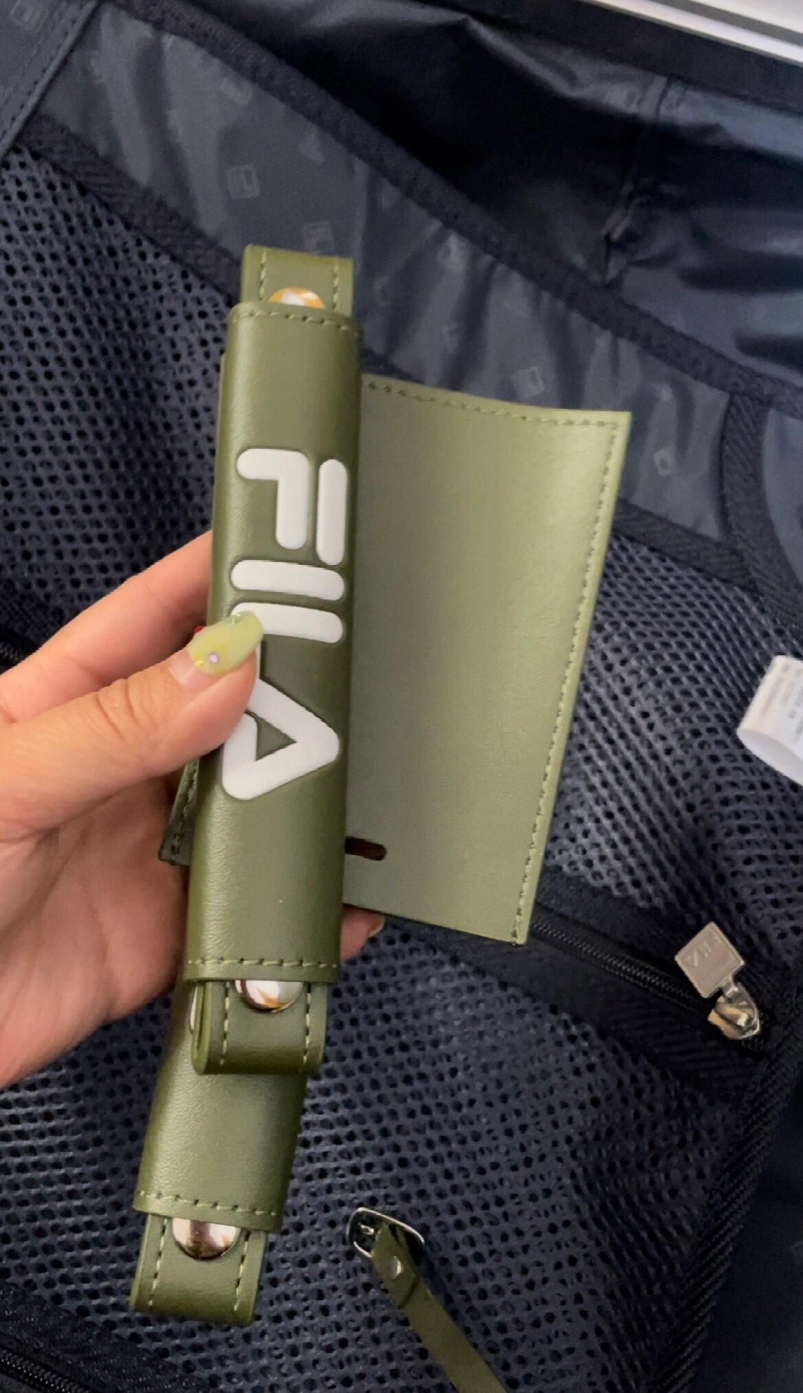 为斐乐的赠品行李箱激情消费 20寸登机箱正好换掉旧的新秀丽 还有绿色