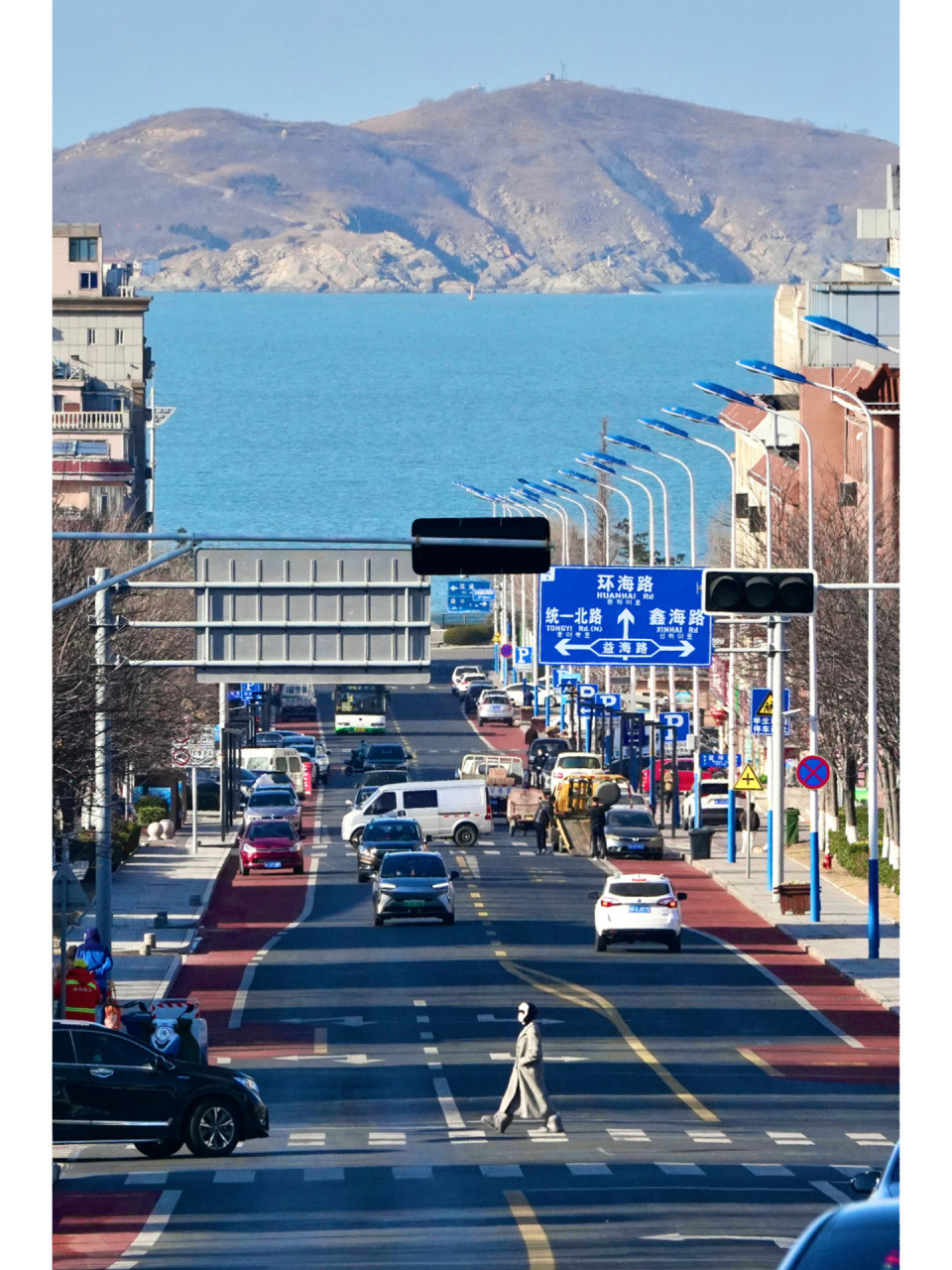 威海北山路,这条路的尽头是海,一眼就能望到前方的褚岛.