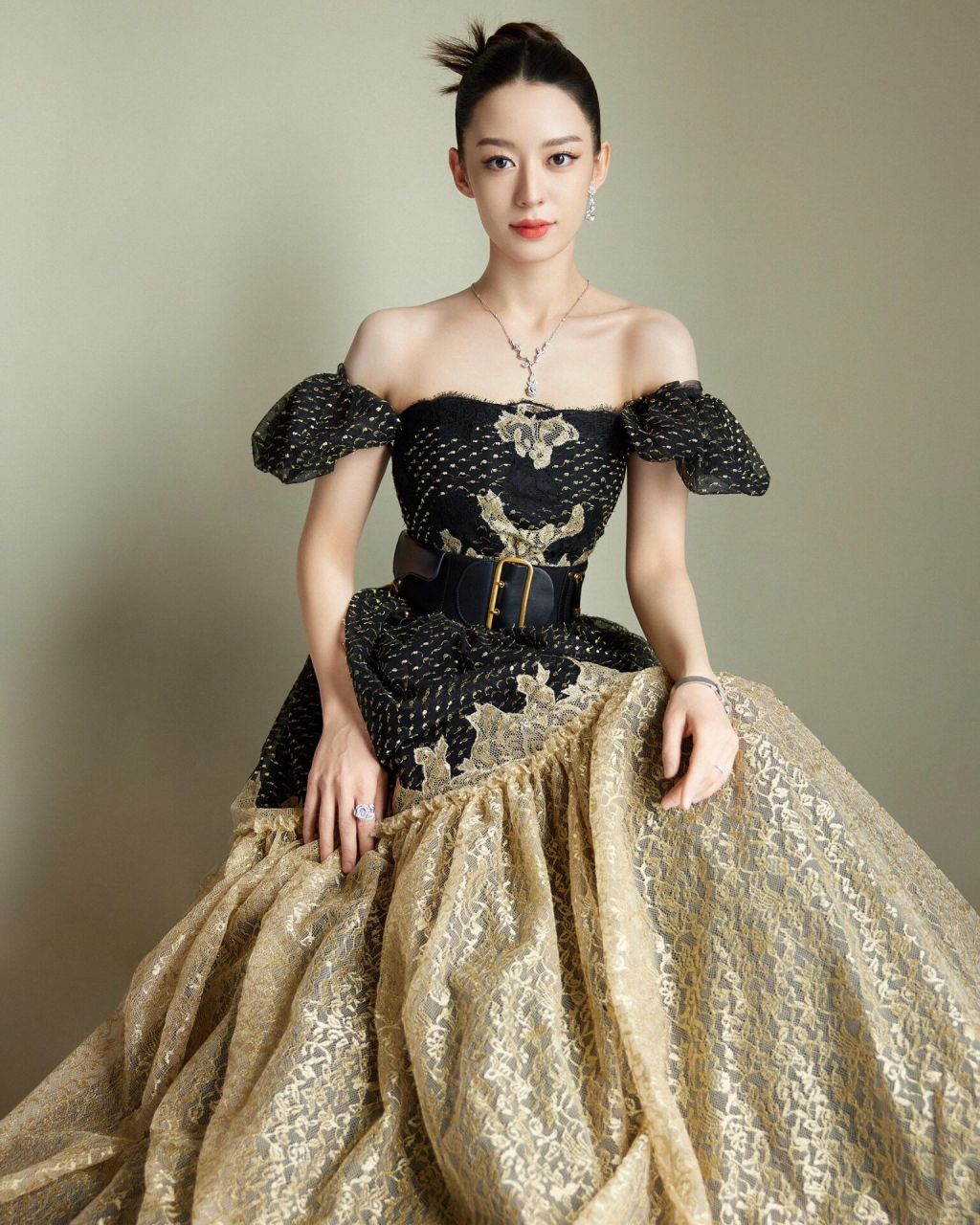 微博之夜|吉娜爱丽丝 99青年钢琴家 身着二零二三早春成衣系列亮相"