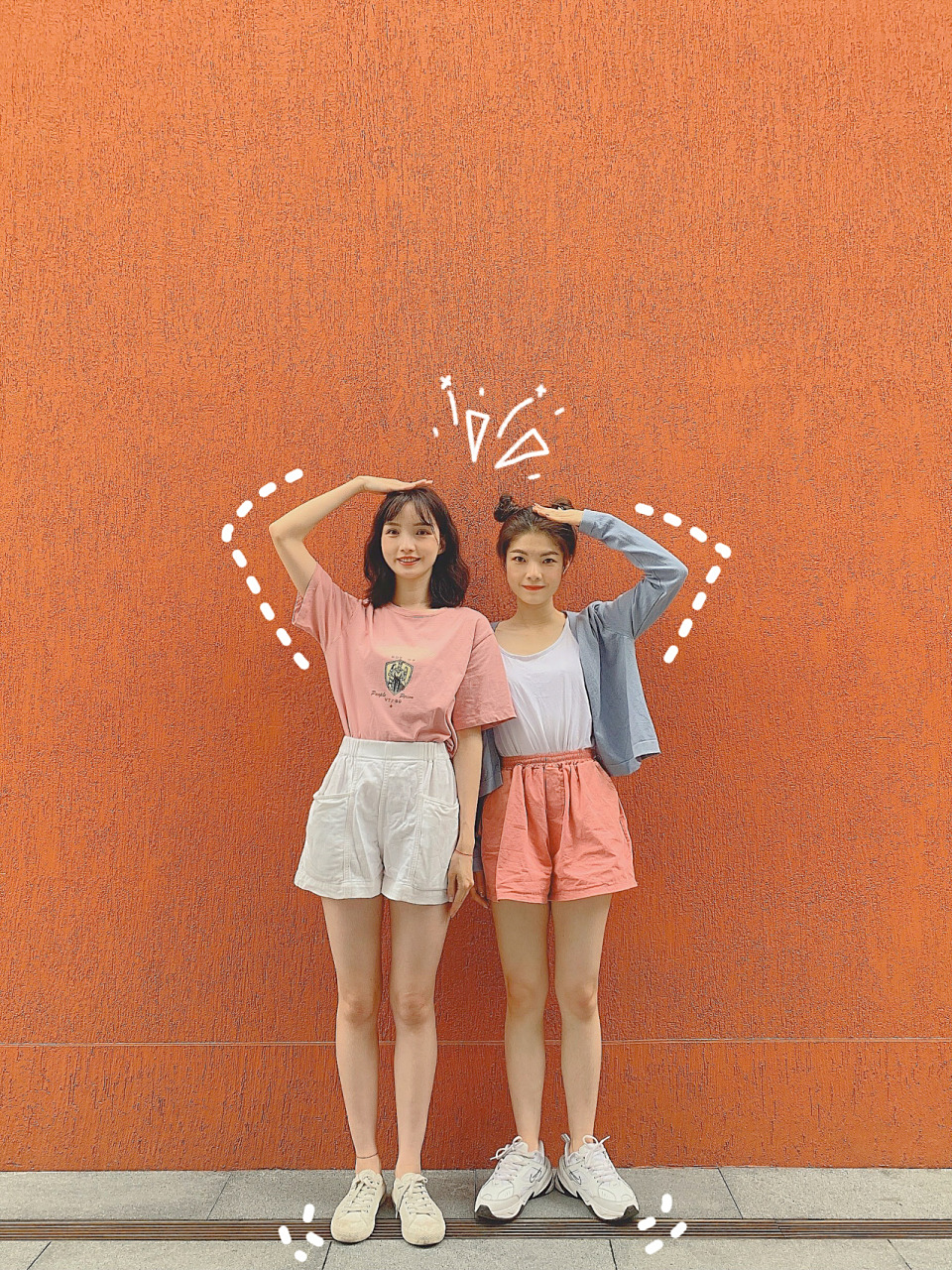 今天来分享一组可可爱爱的闺蜜拍照姿势 和姐妹出游时一起搞怪拍起来!