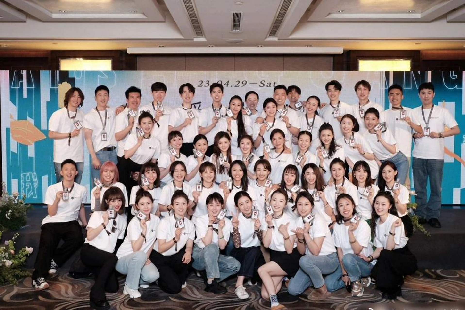 杨洋组织军艺03级20周年同学聚会,"军艺双子星"再次同框这颜值也太