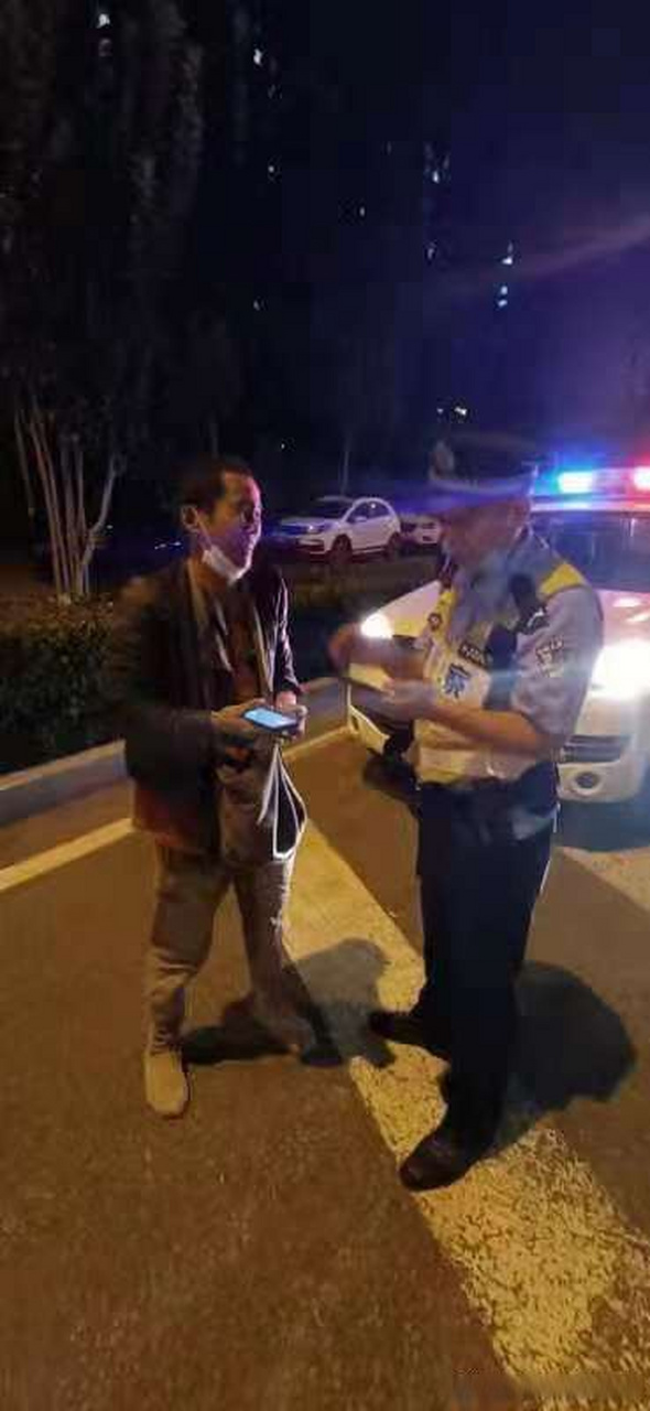 20点10分,民警孙红英,解靖巡逻至北湖小学门口,有群众(闫某某)报警,称