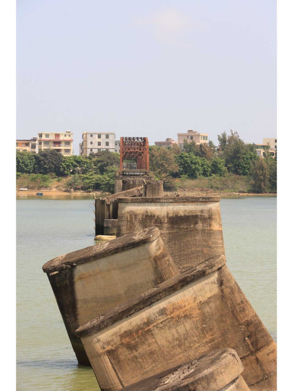 南渡江铁桥 铁证如山桥 南渡江铁桥位于海口市东南方向,连接城郊的南