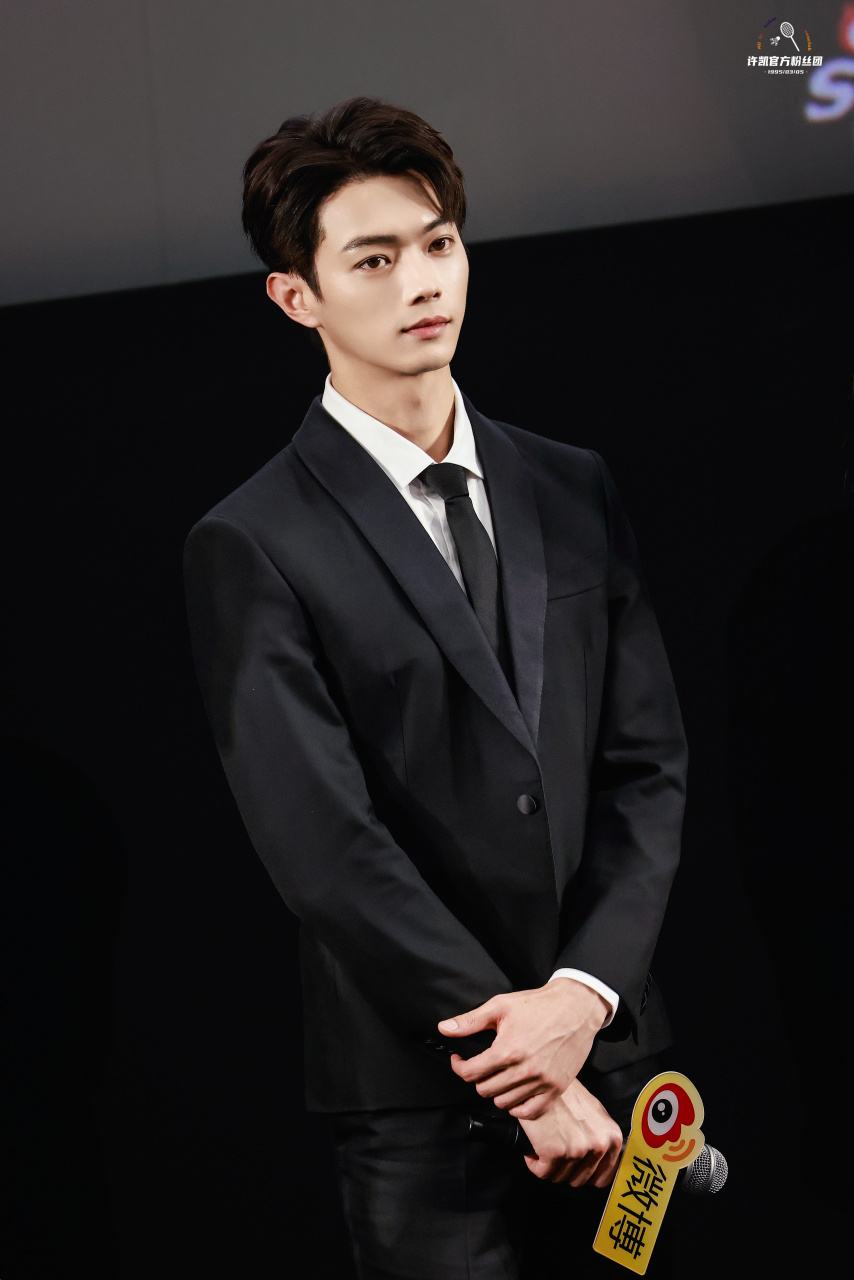 谭松韵许凯还原公主抱#xk 7月4日霸总日记 今日入京,开会90 拍摄