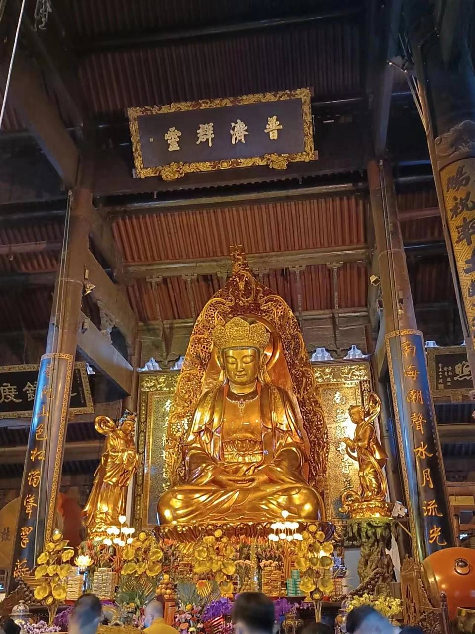 普济寺佛像贴金完工 普陀山普济寺佛像贴金好了,大家可以来了