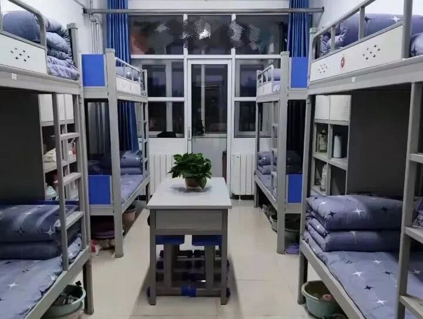 忻州师范学院宿舍 让大家了解一下学校宿舍实行公寓化管理,分六人间和