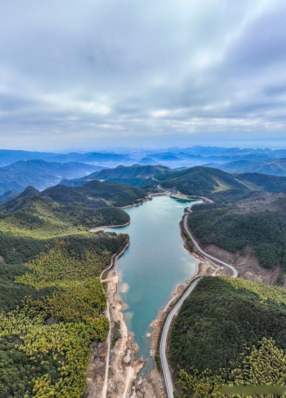 【#宁波观顶湖见天池# 】临近3月,海曙龙观乡观顶湖山清水秀,碧绿的