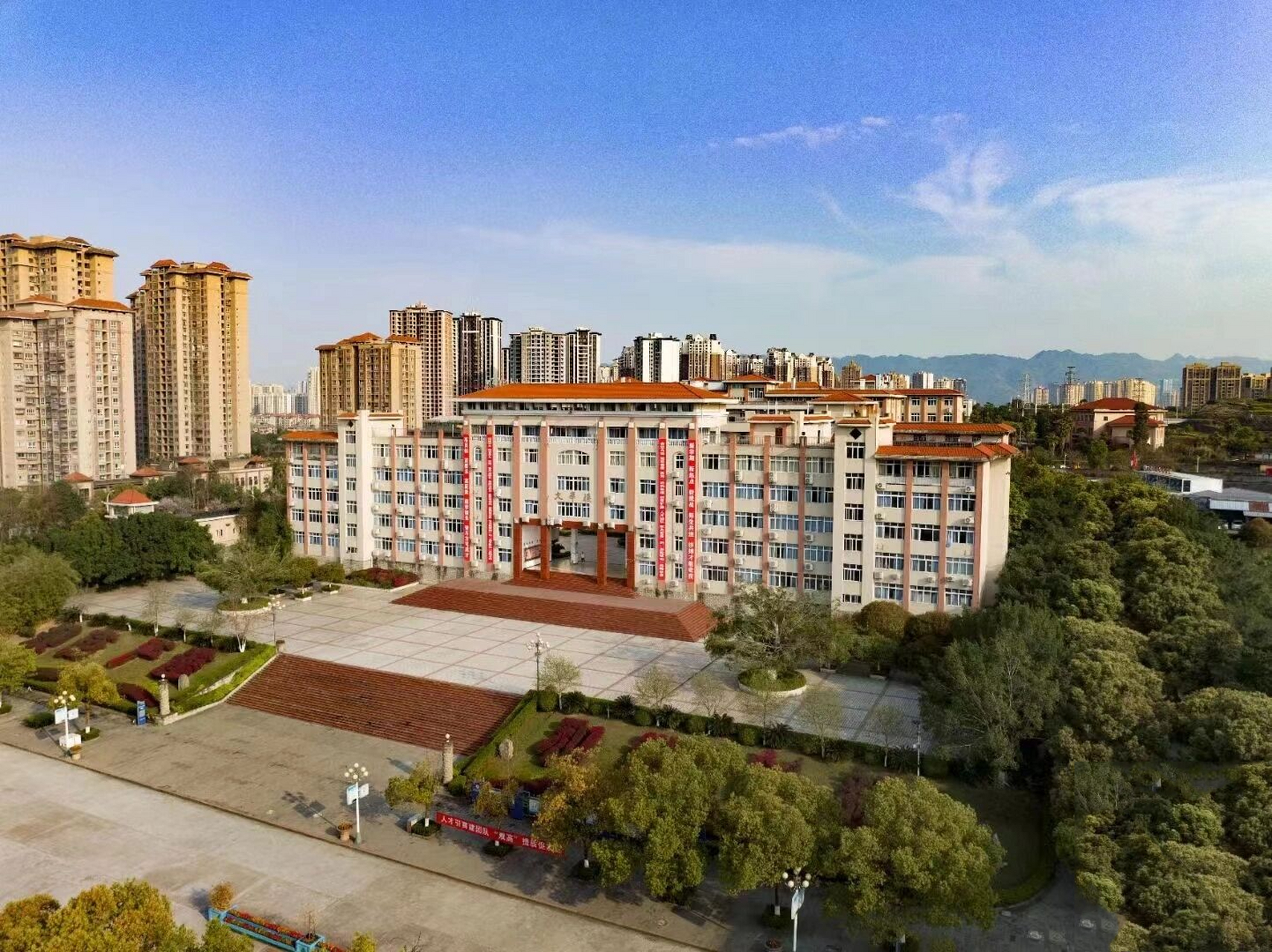 重庆城市职业学院 (1)公办普通高等学校 (2)(专科) (3)学习形式