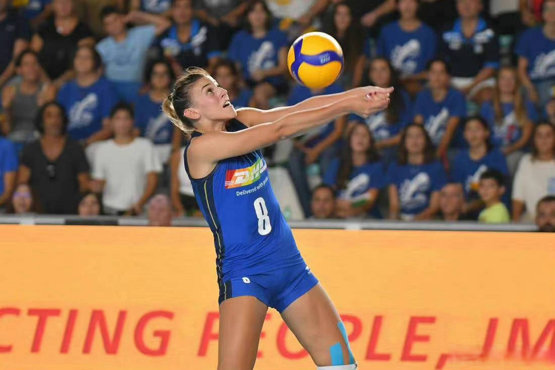 意大利女排主力二传阿莱西娅·奥罗(alessia orro)赛后接受采访时说:"