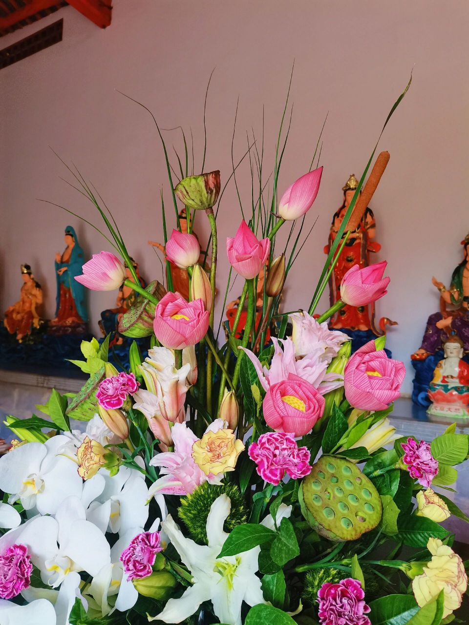 观音菩萨成道日佛前供花 观音菩萨妙难酬,清净庄严累劫修.