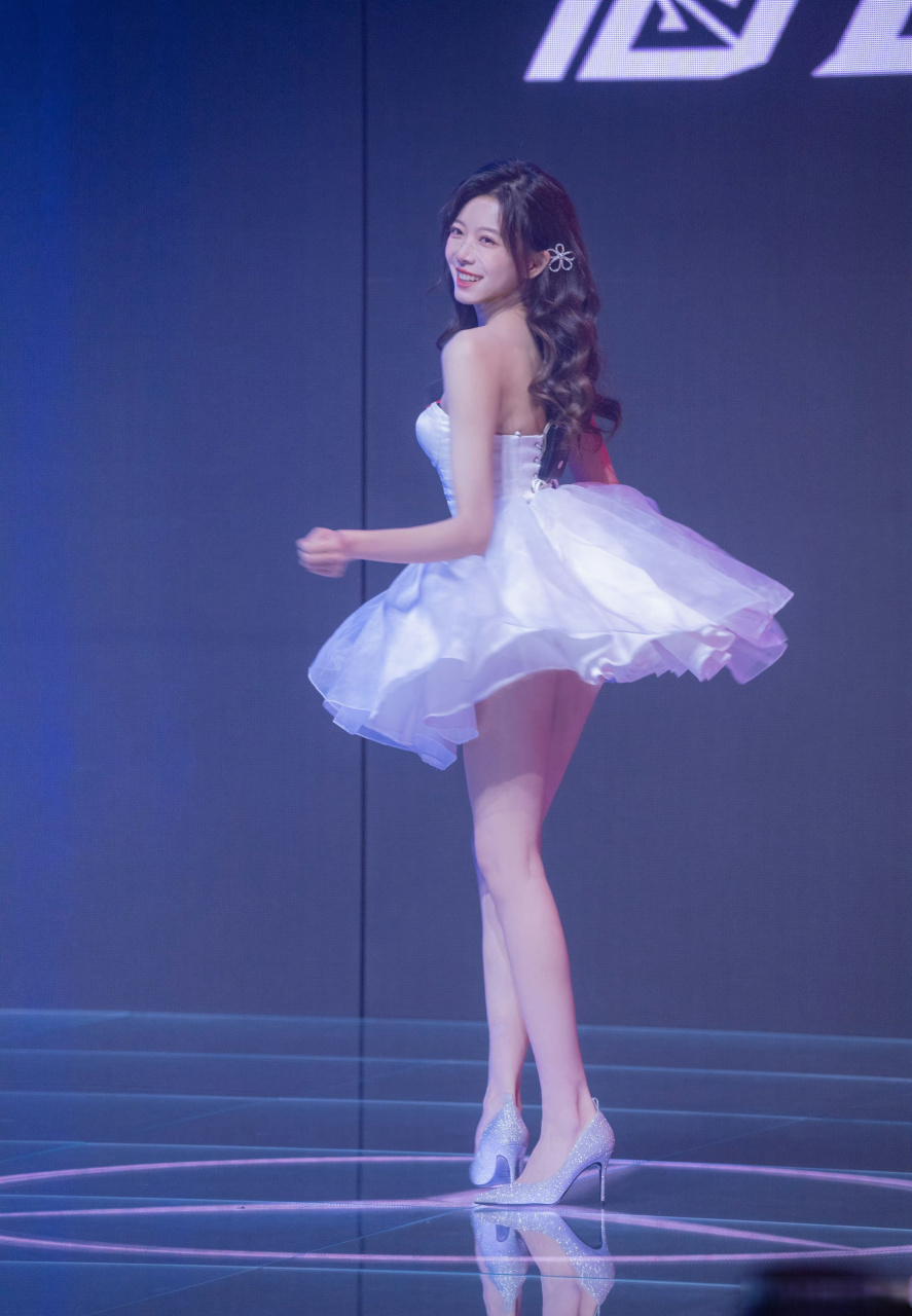 驼子姐这套裙子造型美爆了