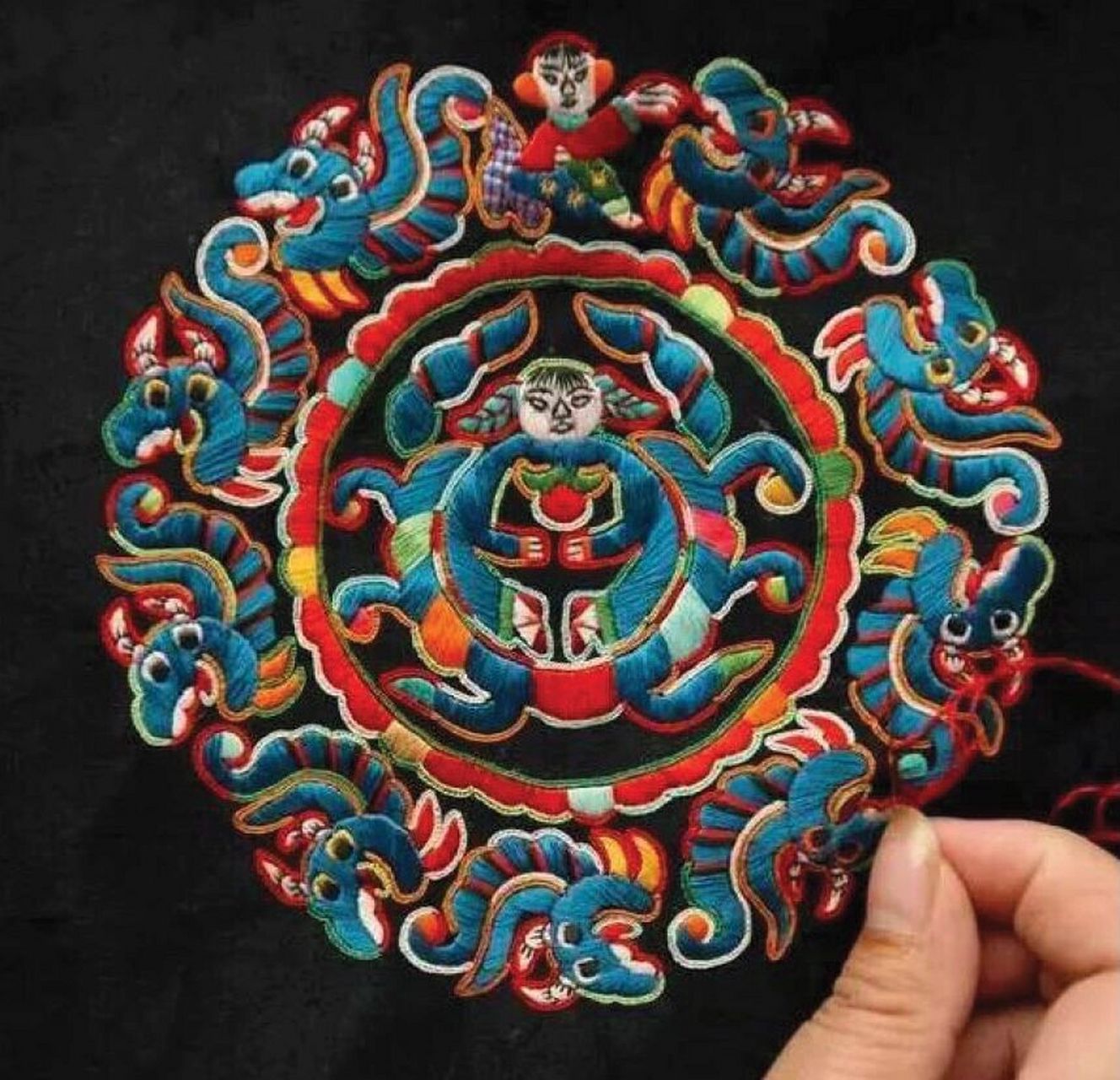 苗族传统技法—破线绣 破线绣,是平绣的一种绣法,先将彩色丝线分破成