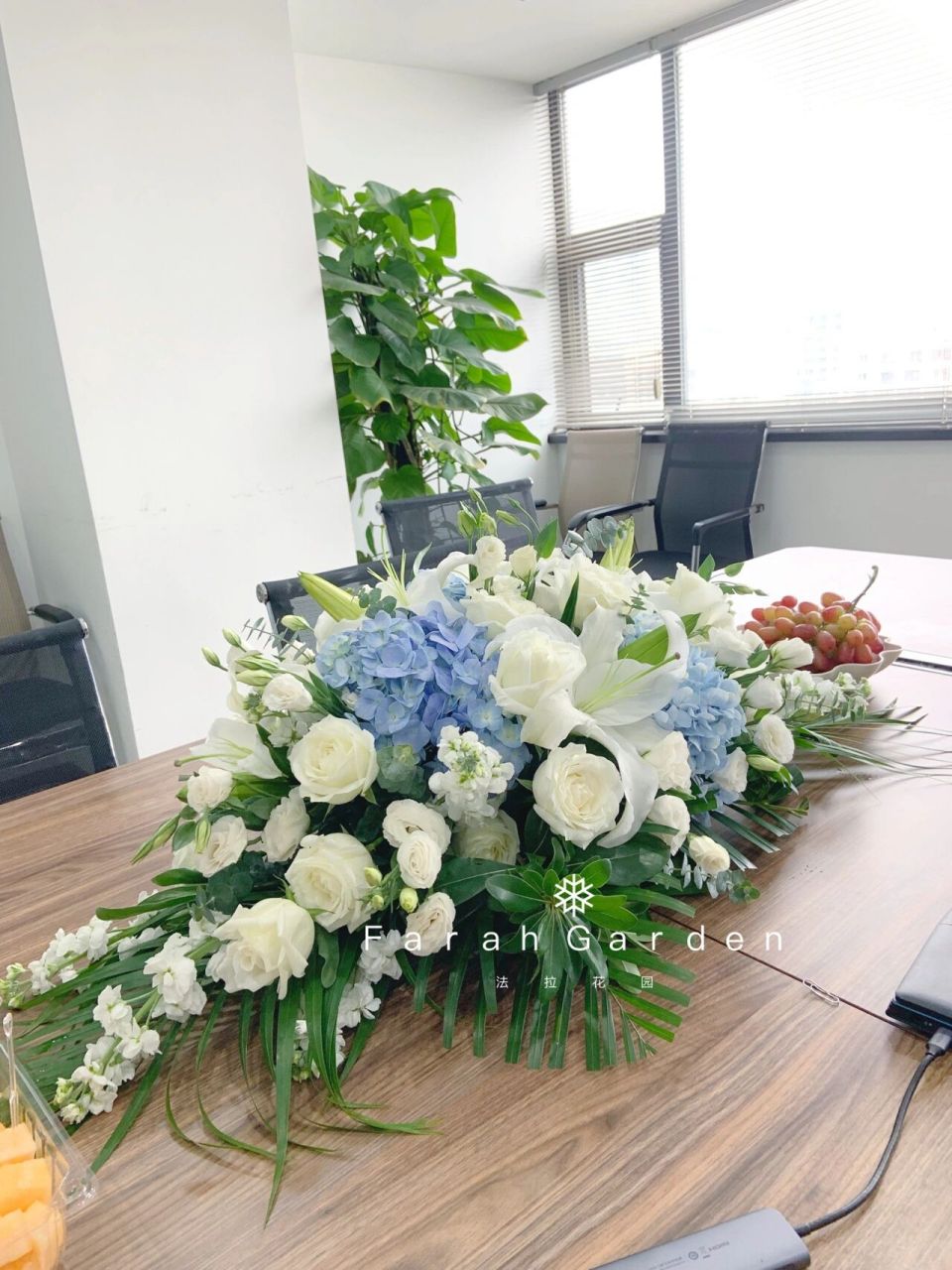 清新蓝白会议活动桌花 经典的蓝白色 提升整个空间的格调