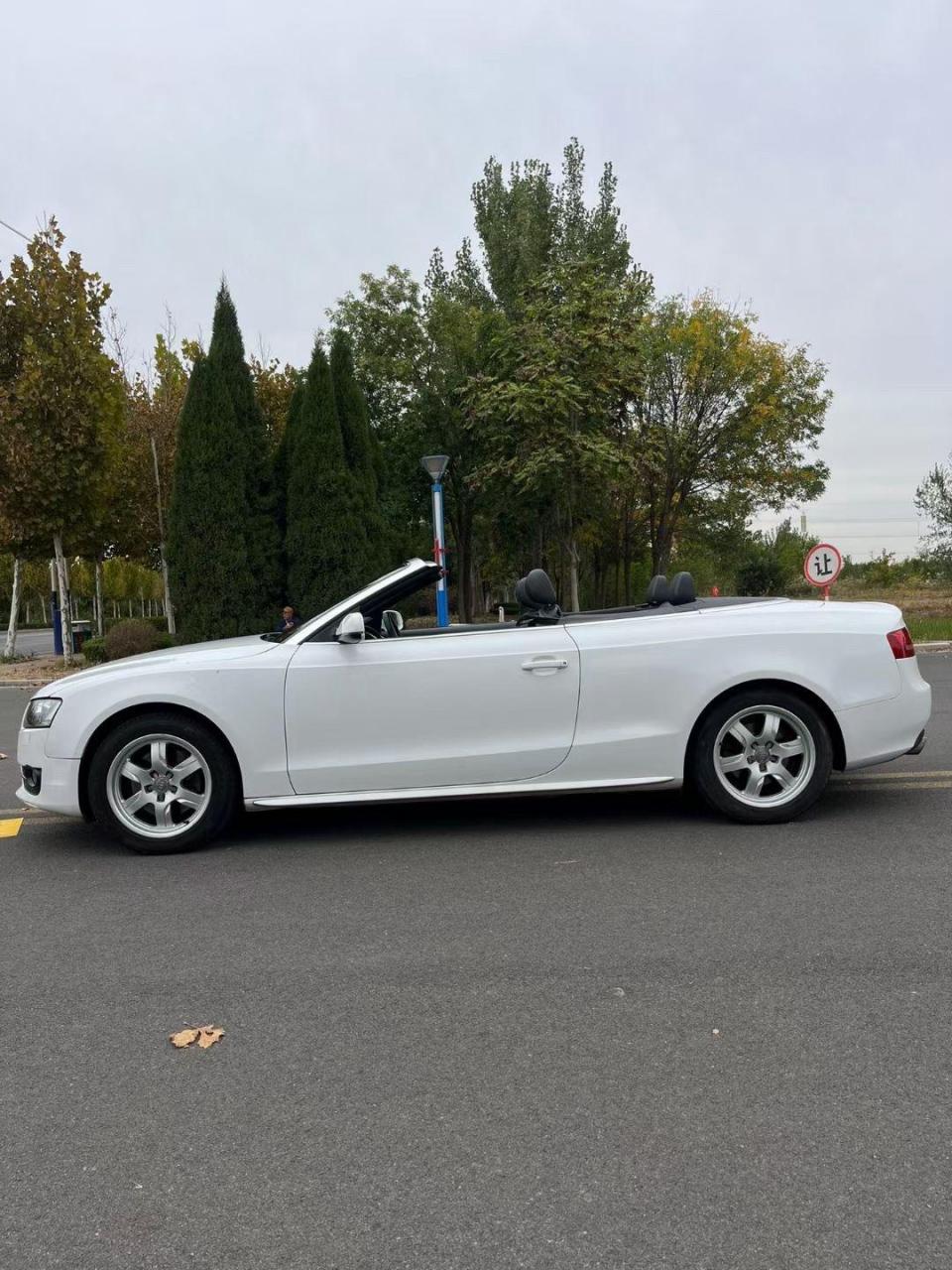 2011年纯进口奥迪a5软顶敞篷跑车,两门四座,新车落地六十多万,2.