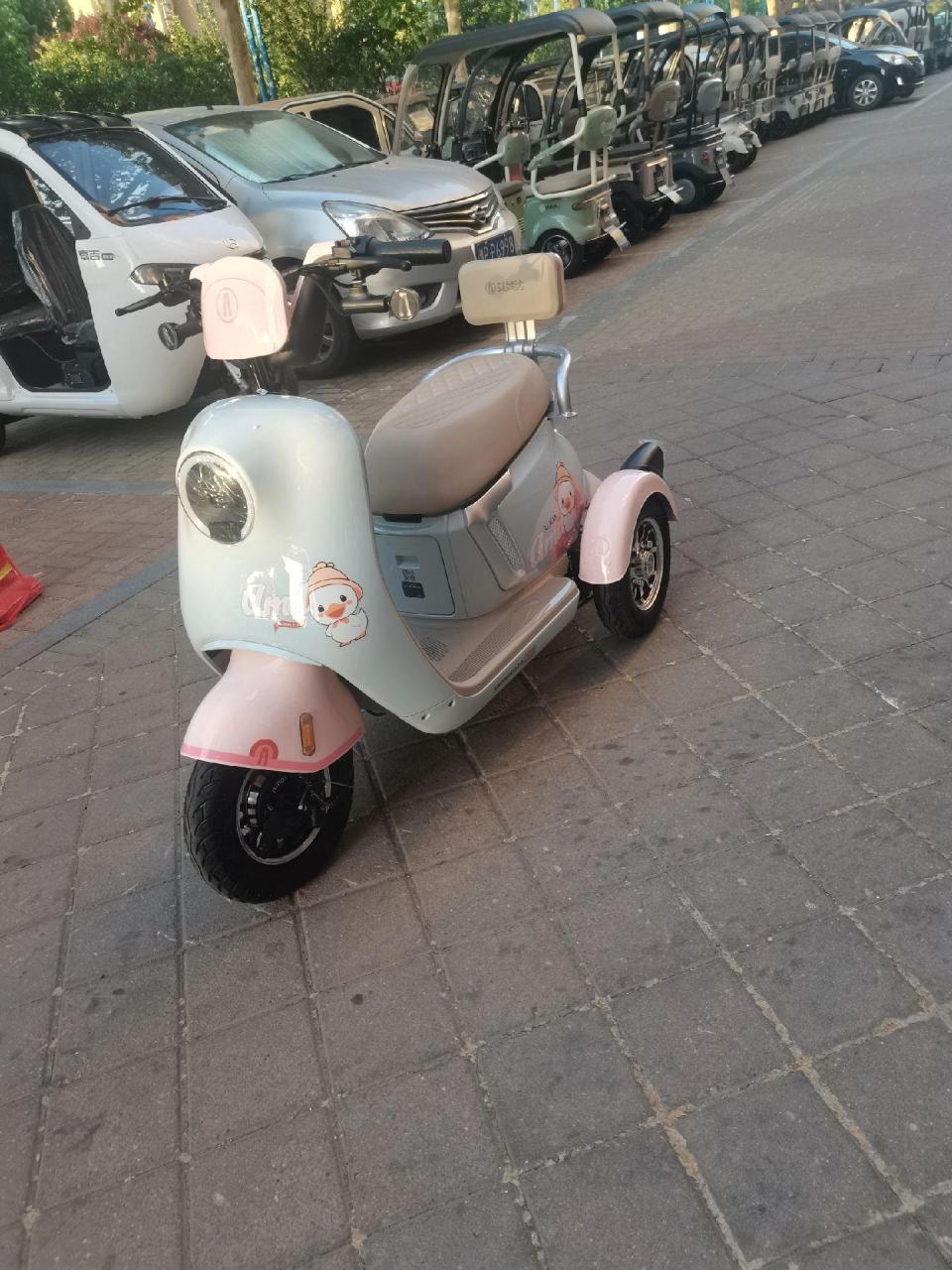艾美达休闲三轮车,适合女生代步通勤的小型车推荐