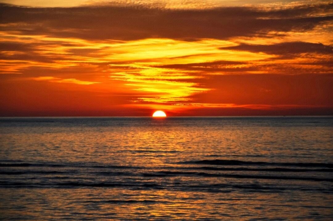 当黎明出现,你不是看着太阳,而是看着被照亮的云彩,那里有云,光实际