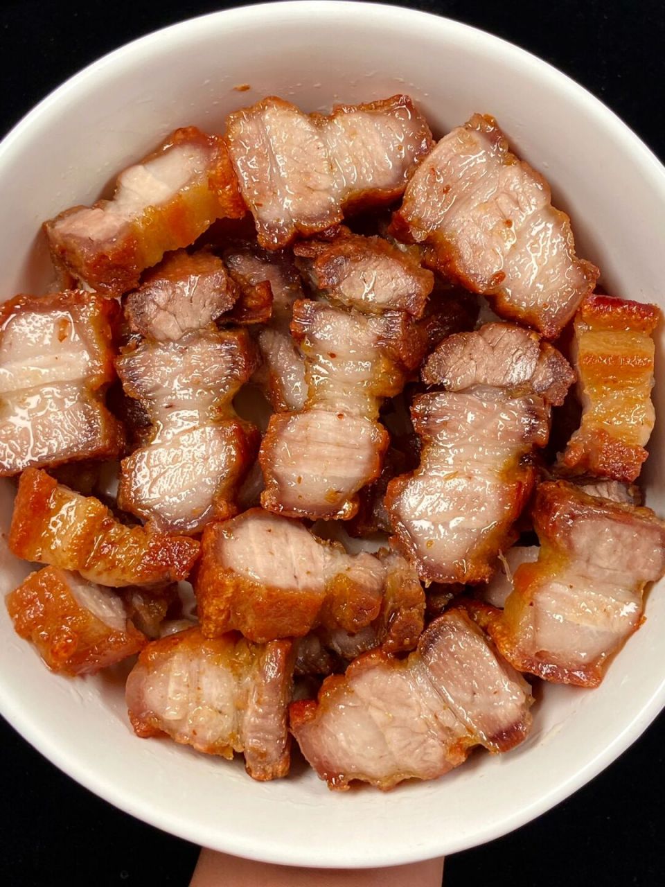 只加小勺盐,就能做出不用烧箱不用油炸的脆皮五花肉,外脆里嫩,香恫换