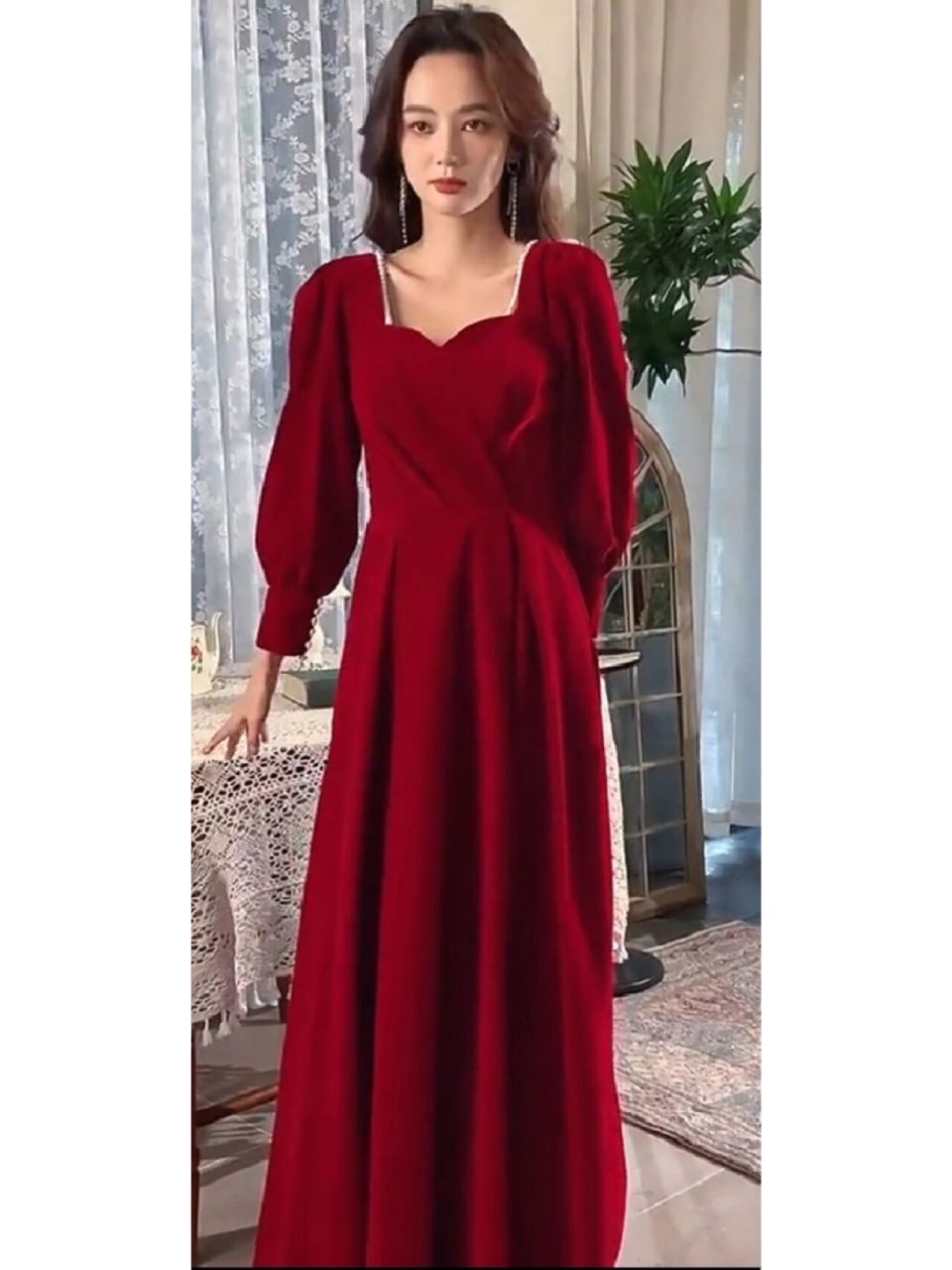 帮忙选选,冬天穿配红裙子哪双鞋合适啊,    都挺喜欢,但是想知道哪双