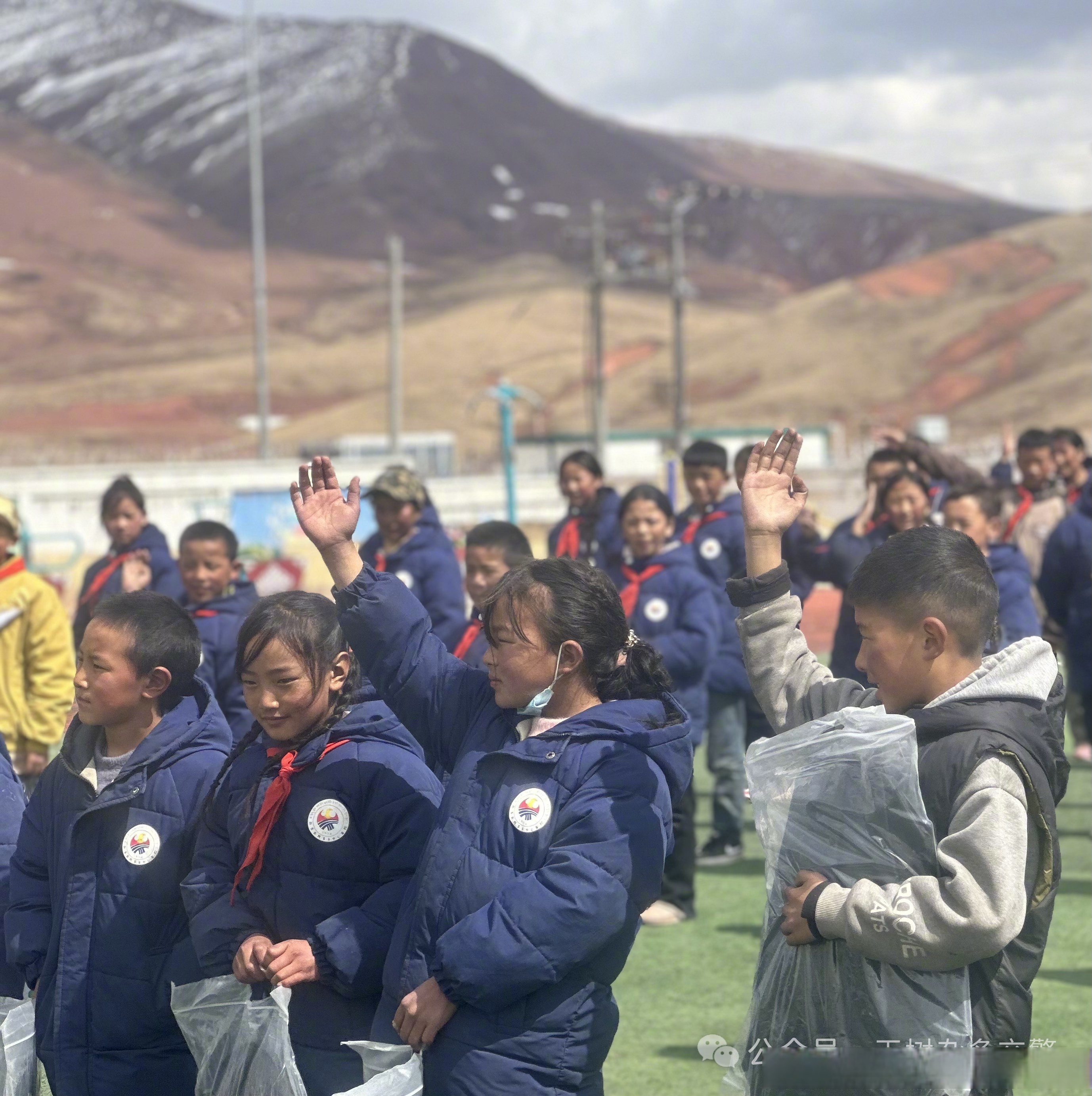 阿多乡中心寄校地处杂多县中部,距县城较远,路途错综复杂