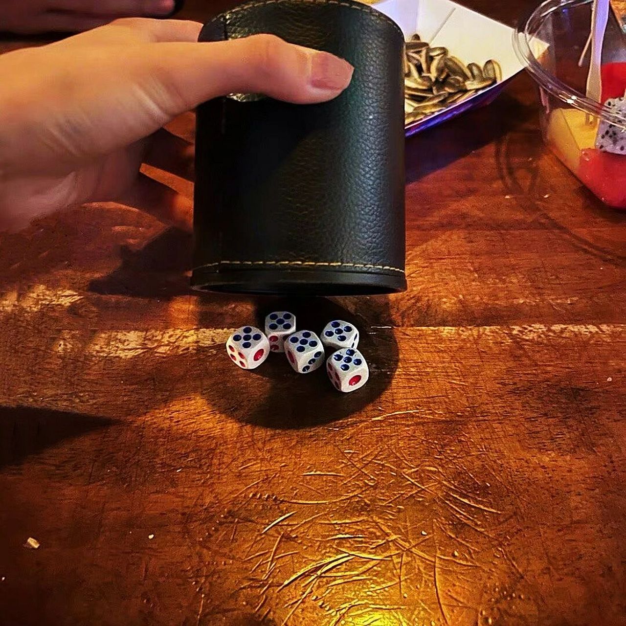 叫骰要真骰假骰混着叫,让对方捉摸不透,全靠演技!