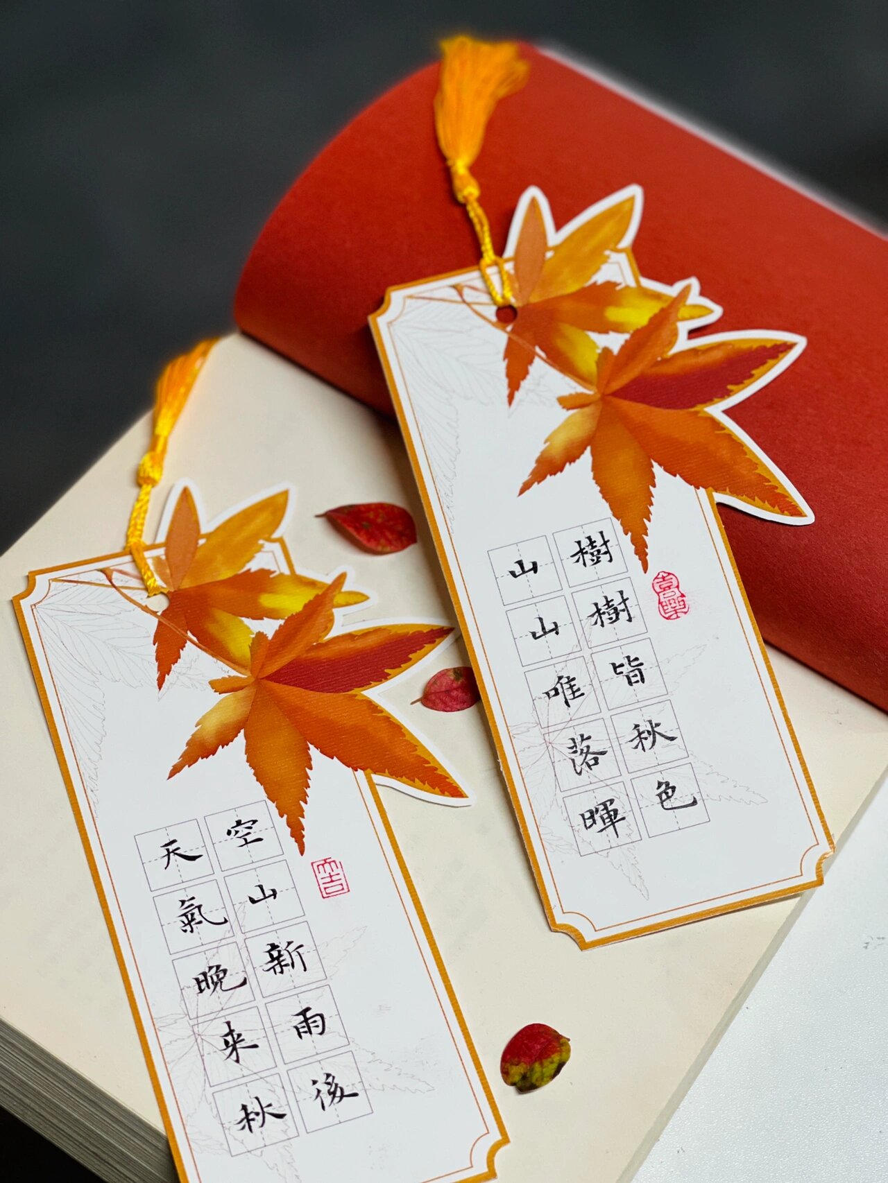 一首秋天的诗词配上枫叶书签 相得益彰 一下就到了秋天.