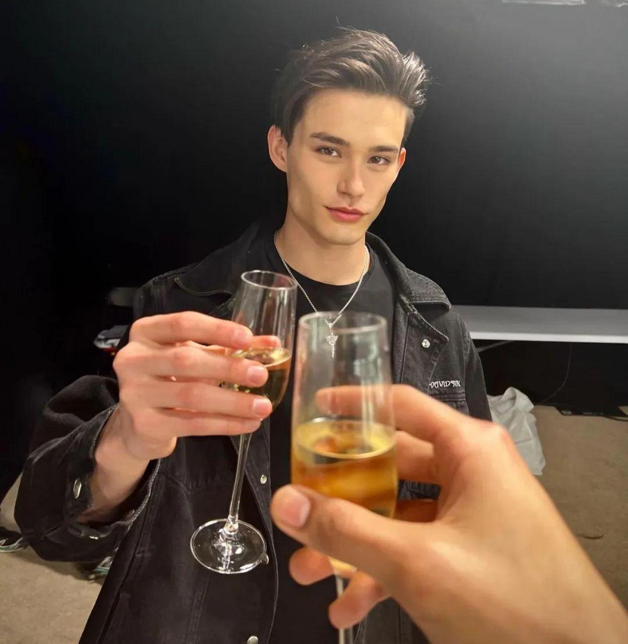 美国华裔混血男模新人 alex schlab(亚历克斯·施拉布)和英国小鲜肉