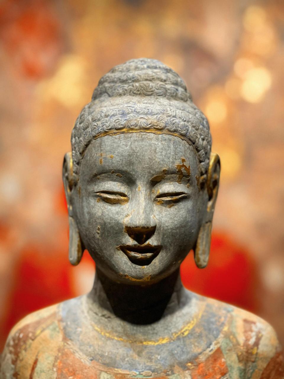 龙兴寺造像·青州的微笑 这是青州博物馆里,塑于北齐年间的贴金彩绘